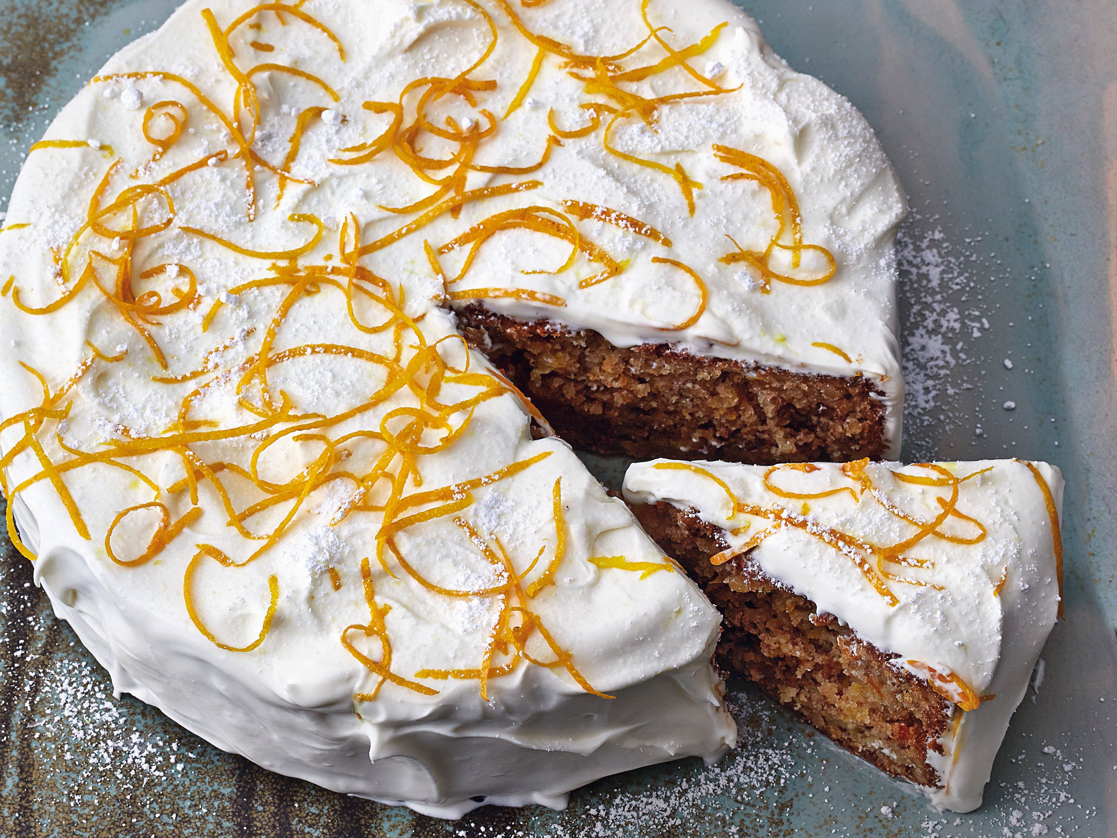 Carrotcake mit Nüssen und Frischkäsecreme Rezept | EAT SMARTER