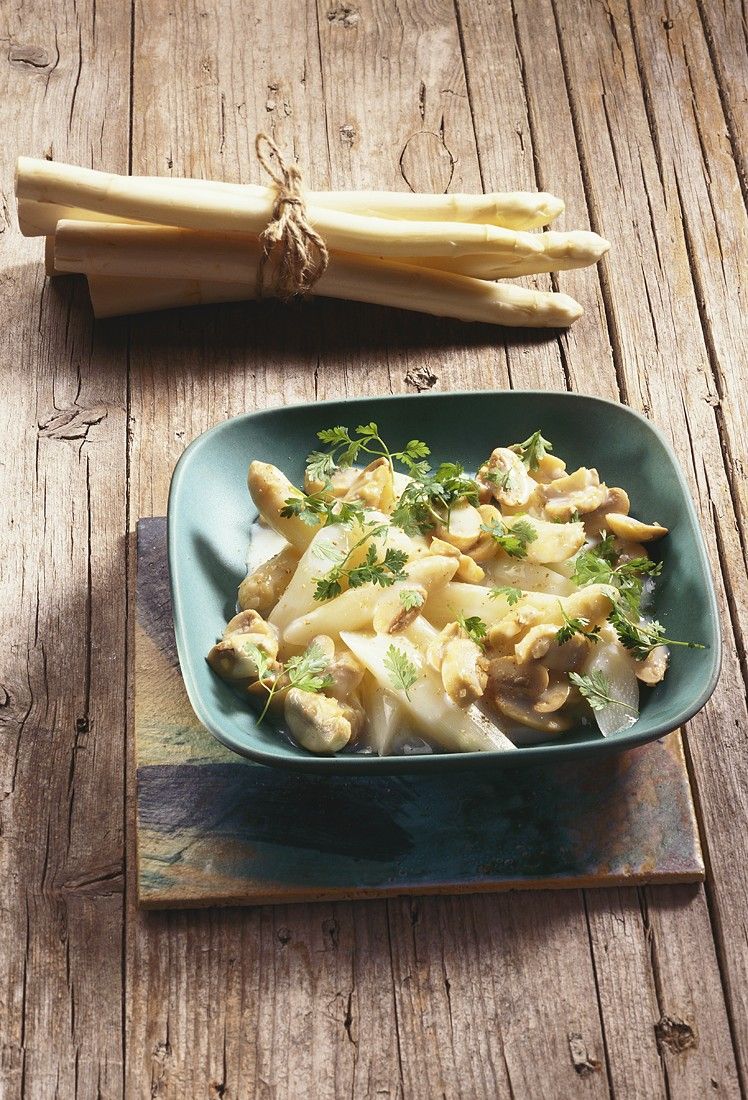 Champignon-Spargel-Ragout Rezept | EAT SMARTER Champignon-Spargel-Ragout Rezept | EAT SMARTER