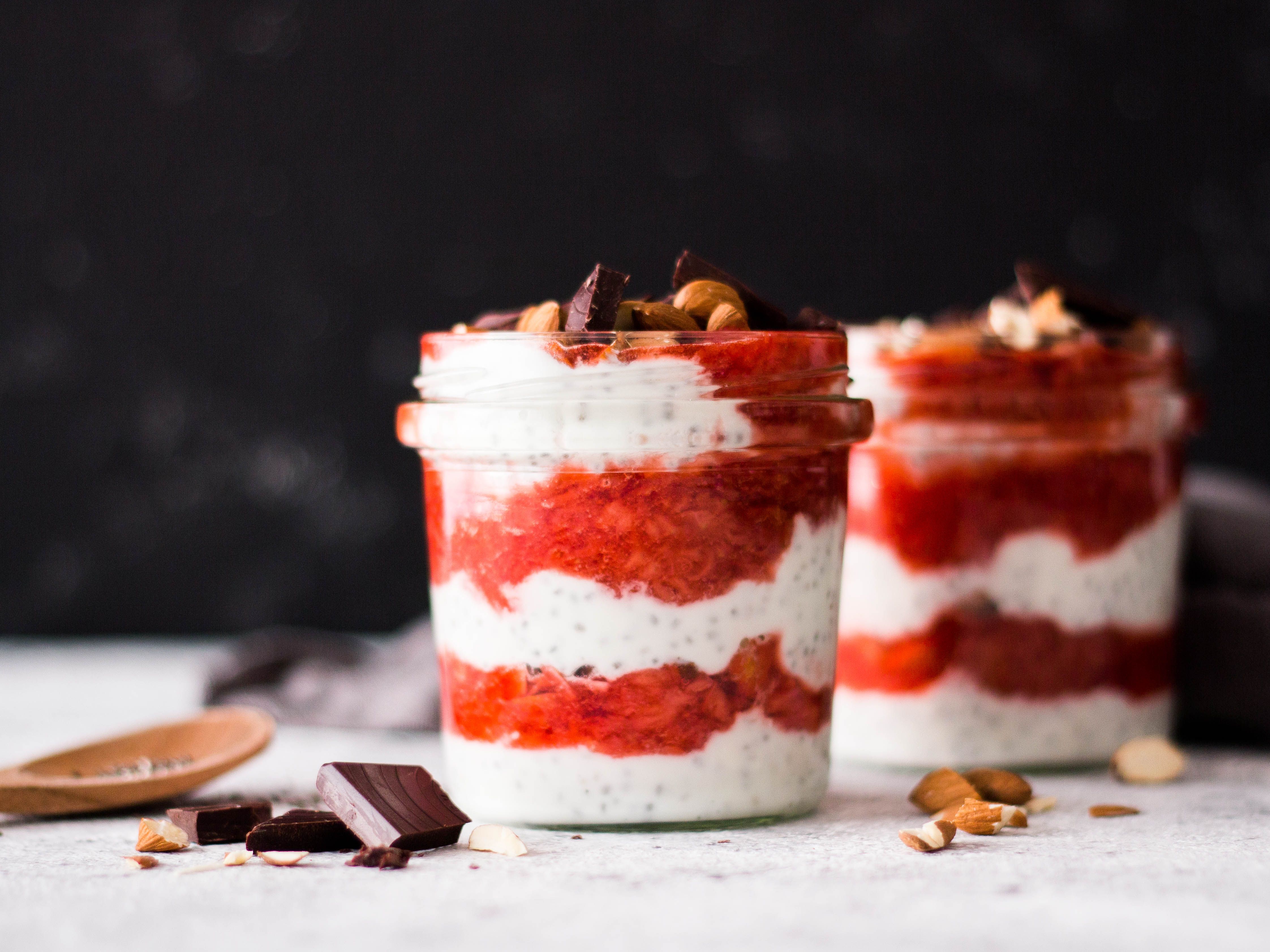 Chia-Pudding mit Joghurt und Erdbeer-Püree