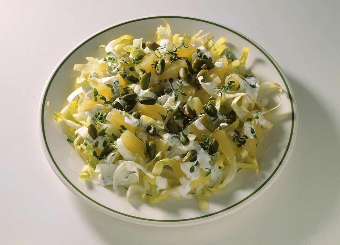 Chicoreesalat mit Ananas Rezept | EAT SMARTER