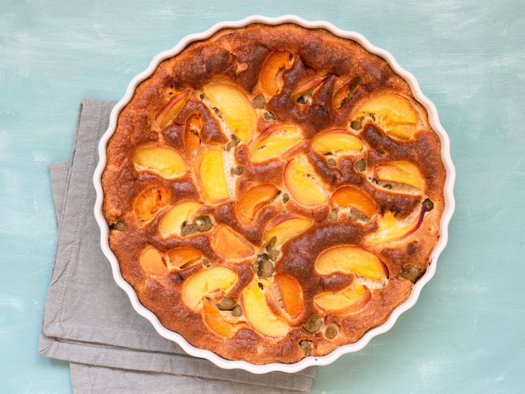 Clafoutis mit Aprikosen, Pfirsich und Stachelbeeren Rezept | EAT SMARTER
