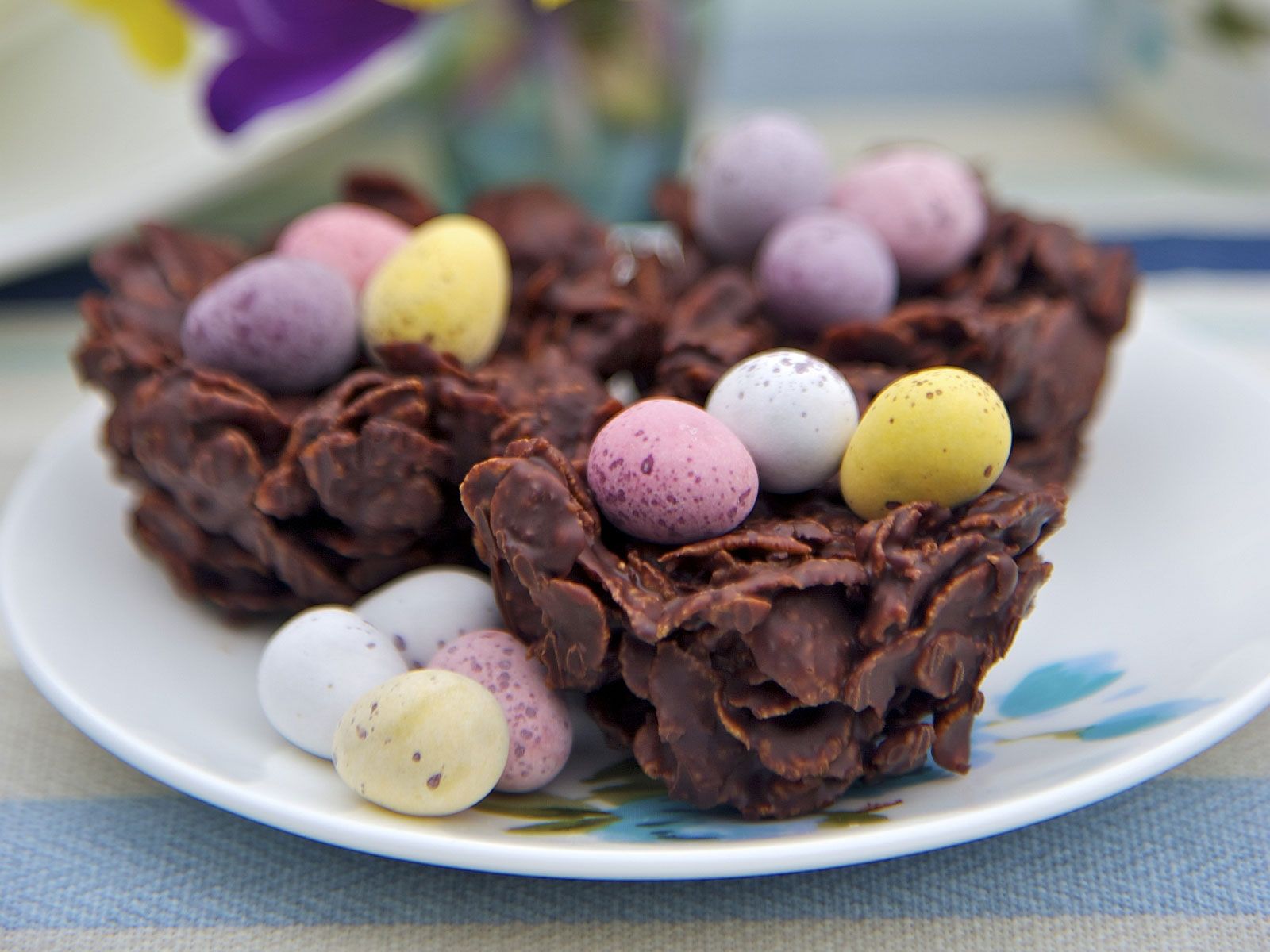 Cornflakes-Nest mit Zuckereiern
