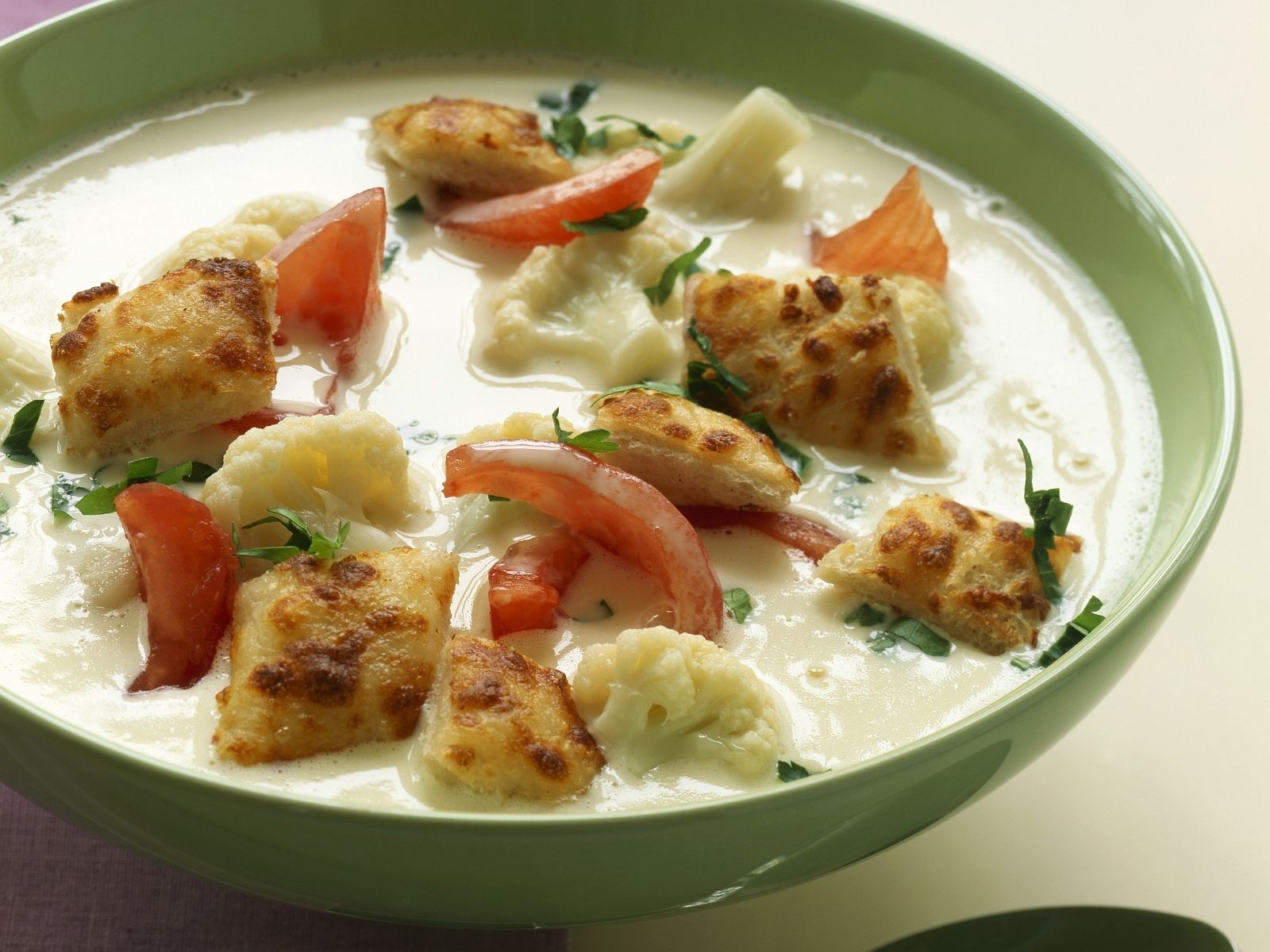 Cremige Blumenkohlsuppe mit Tomaten und Croutons Rezept | EAT SMARTER
