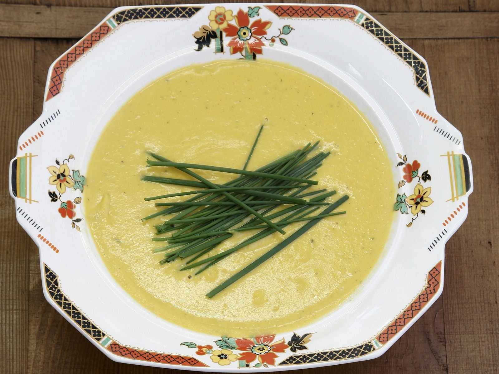 Cremige Kürbissuppe mit Schnittlauch Rezept | EAT SMARTER