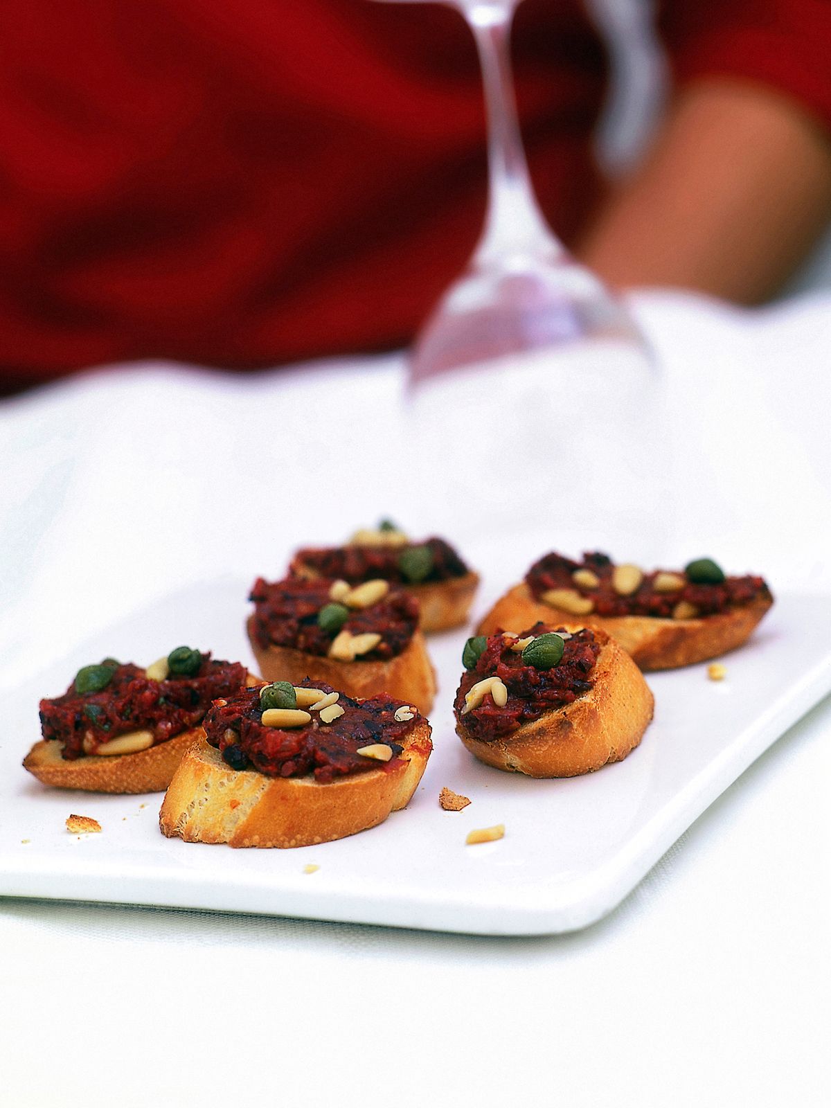 Crostini mit Oliven-Tomatenpaste Rezept | EAT SMARTER Crostini mit Oliven-Tomatenpaste Rezept | EAT SMARTER