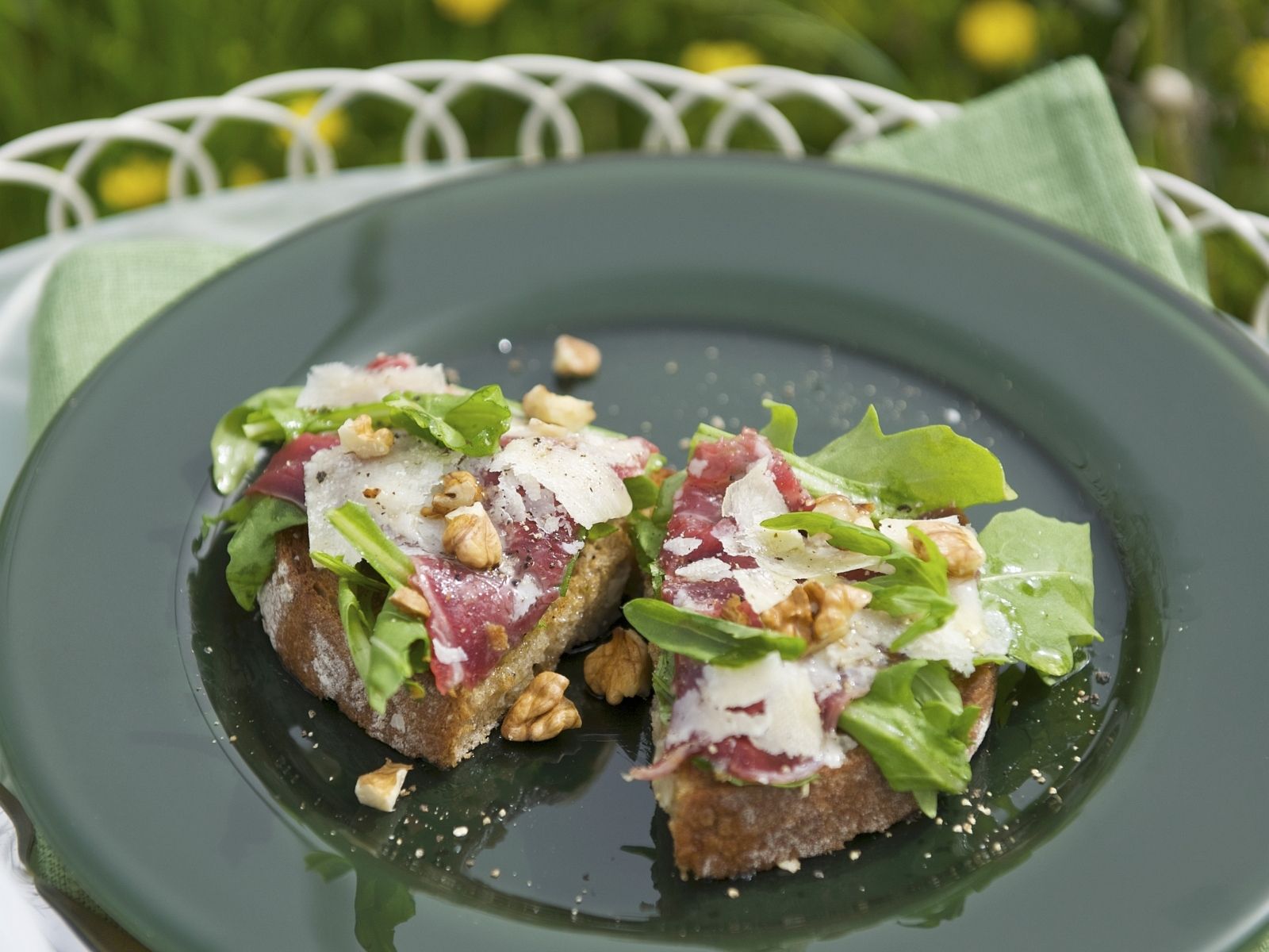 Crostini mit Rinderfleisch-Carpaccio, Avocado und Walnusskernen Rezept ...