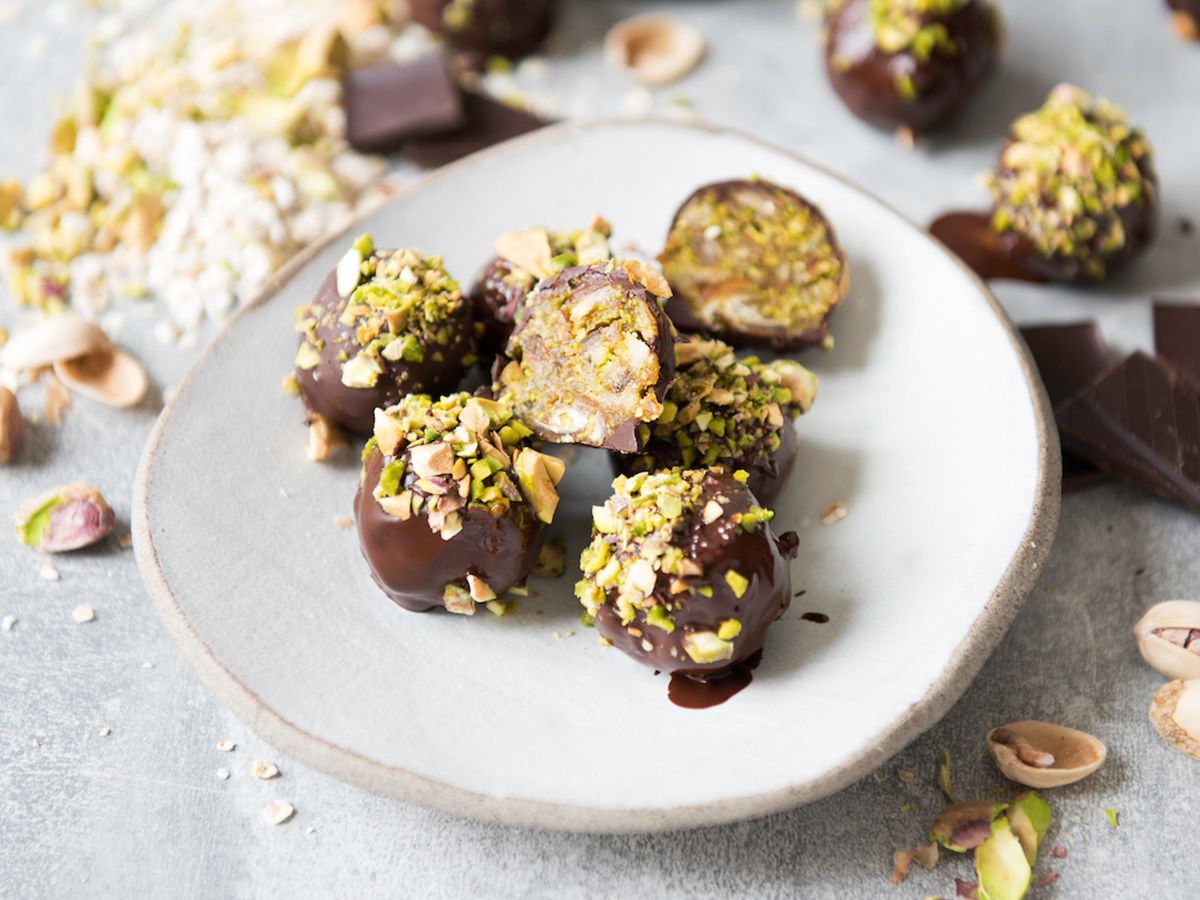 Dattel-Pistazien-Kugeln Rezept | EAT SMARTER