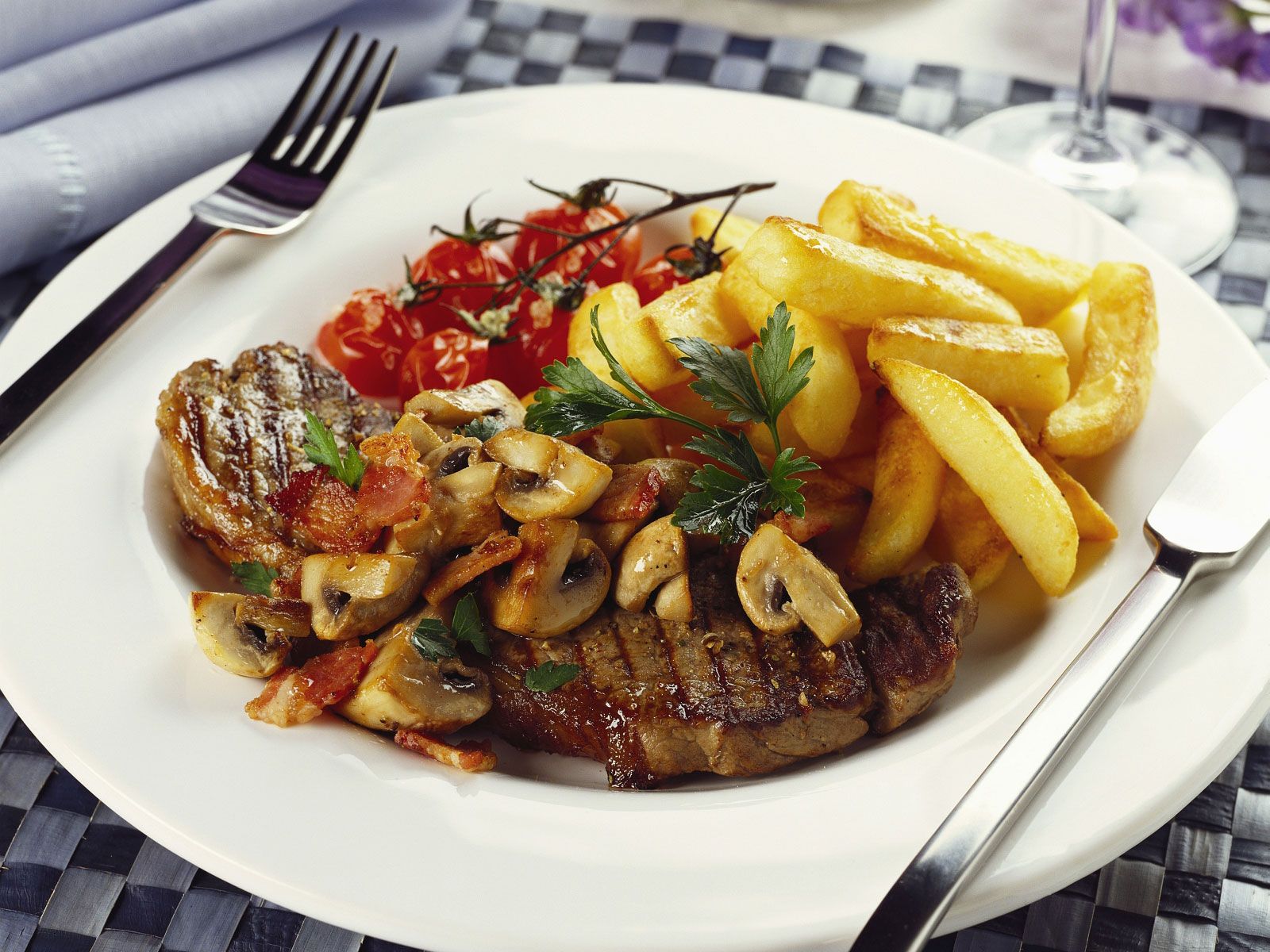 Deftiges Steak Mit Champignons Tomaten Und Pommes Rezept Eat Smarter 