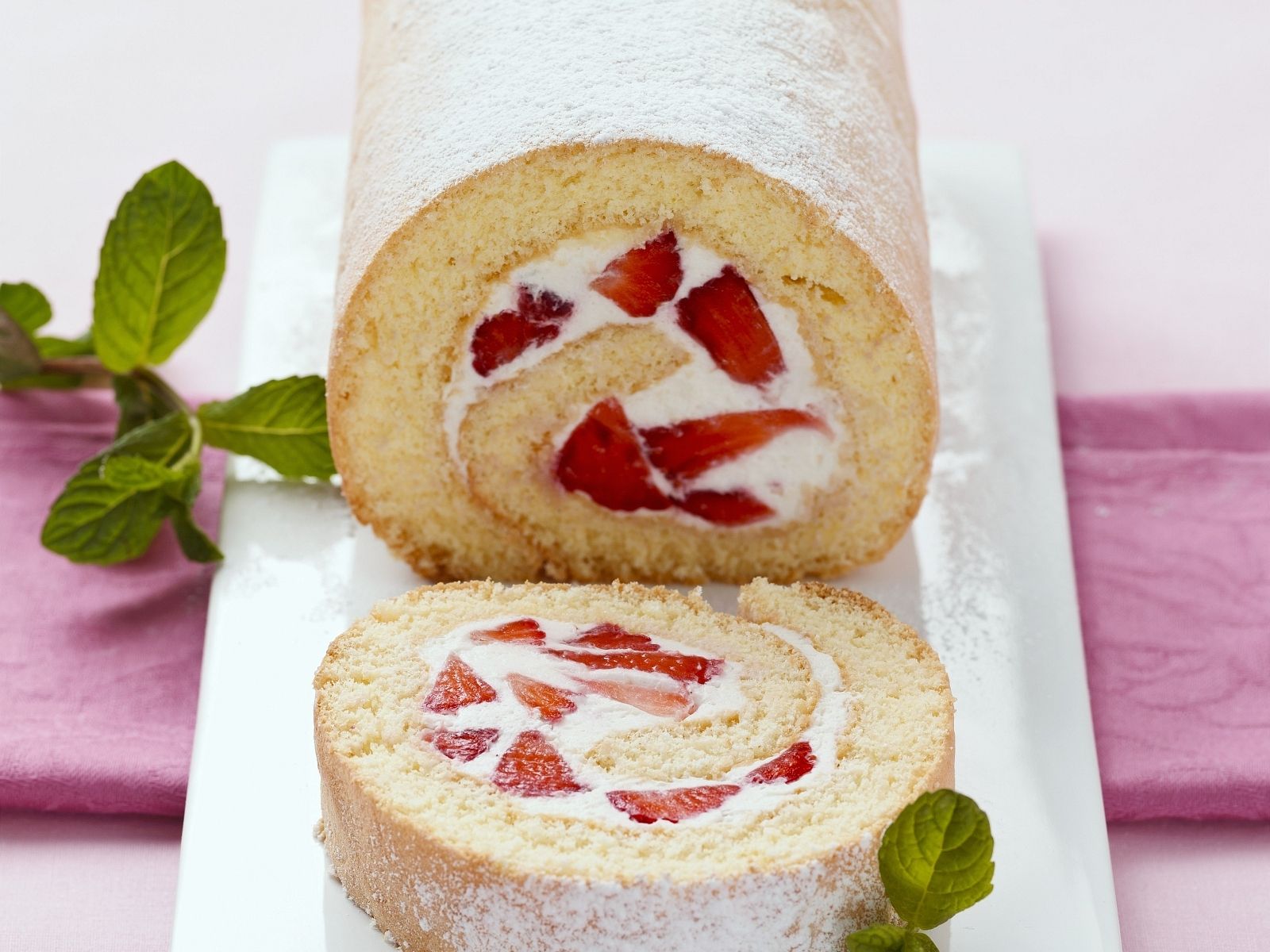 Einfache Erdbeerroulade Rezept | EAT SMARTER