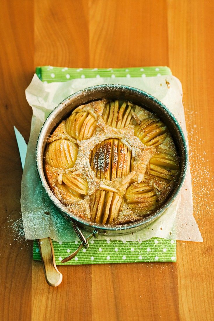 Einfacher Apfelkuchen mit Mandeln