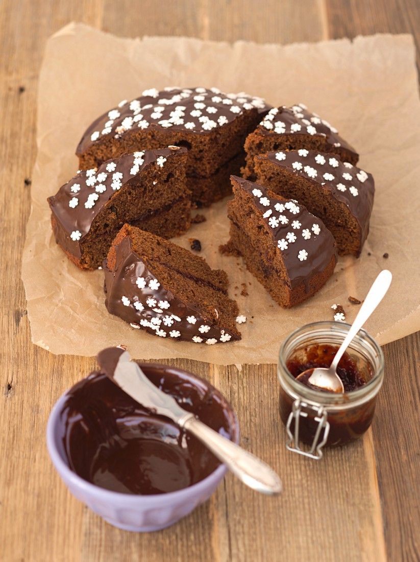 Einfacher Schokoladenkuchen mit Marmeladenschicht Rezept | EAT SMARTER