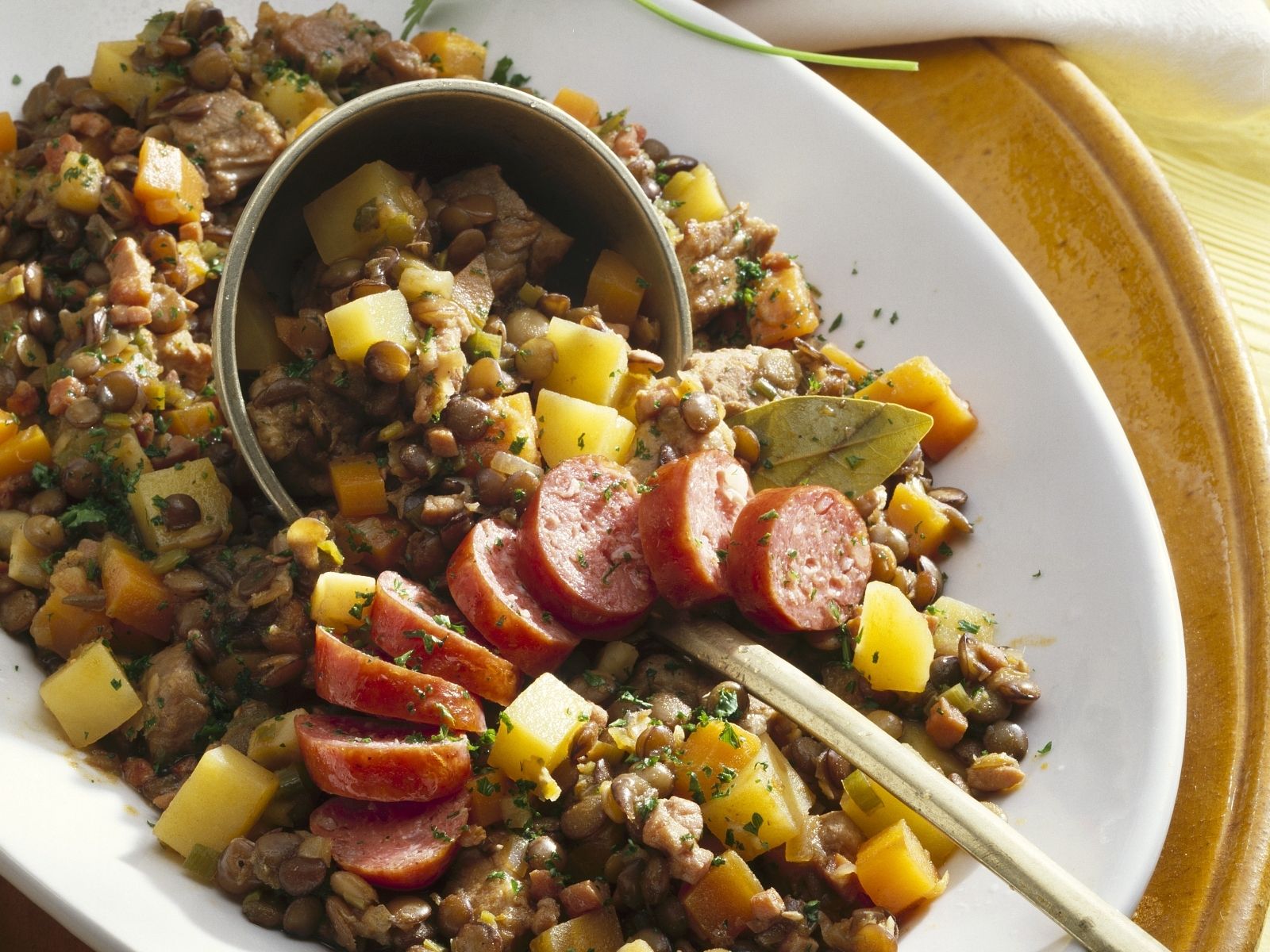 Eintopf mit Linsen und Wurst Rezept | EAT SMARTER