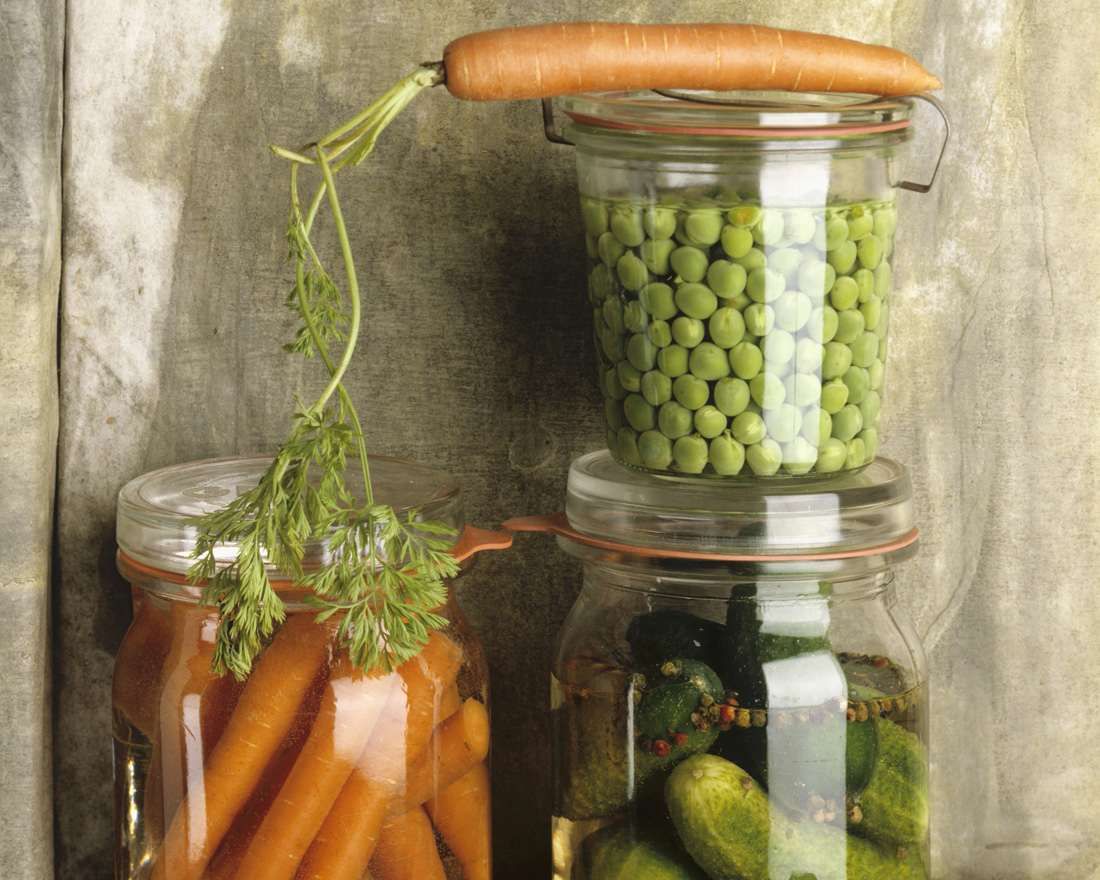 Erbsen und Möhren einkochen