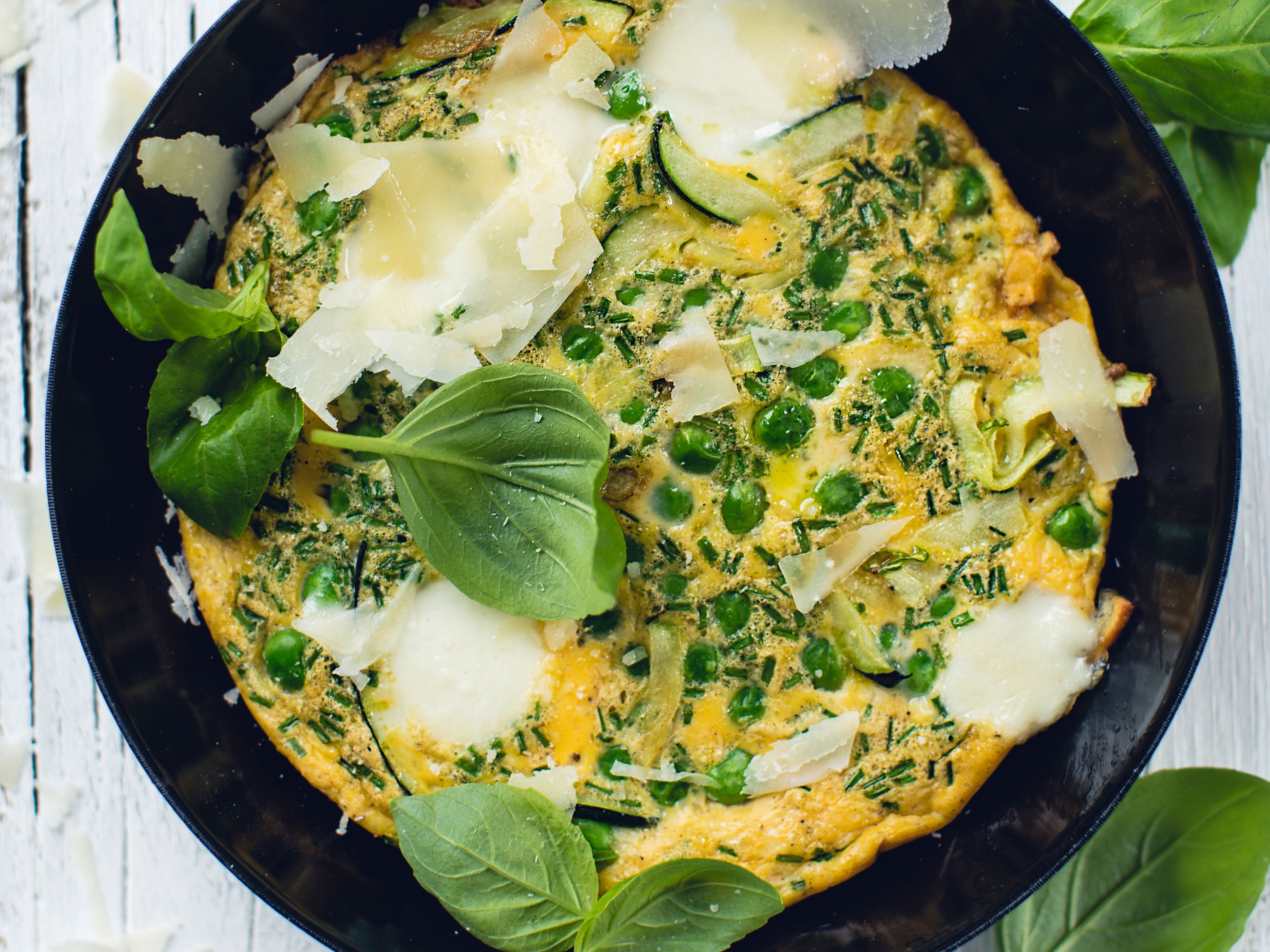 Erbsen-Zucchini-Frittata mit Mozzarella
