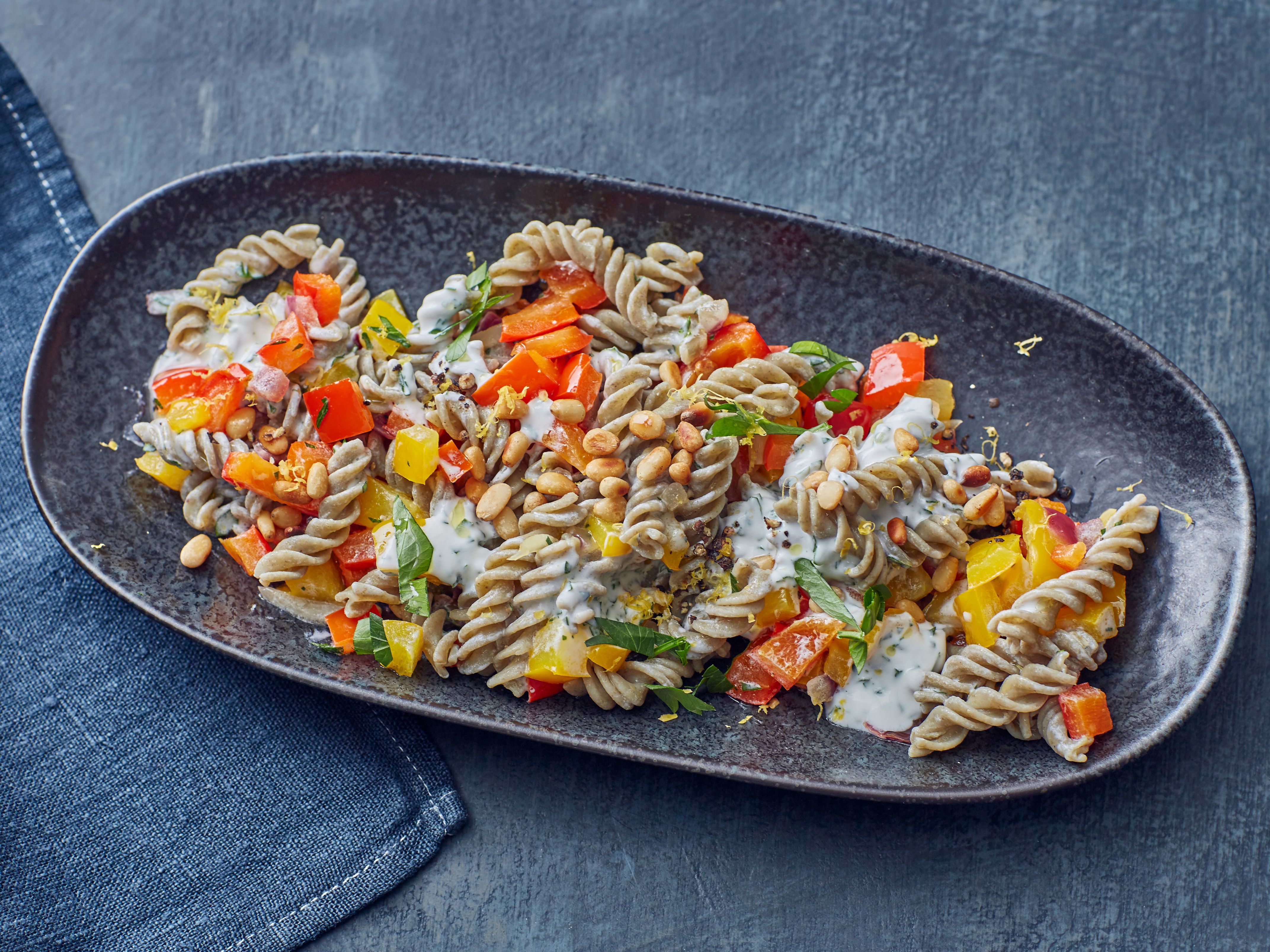 Erbsennudeln mit Paprika und Pinienkernen