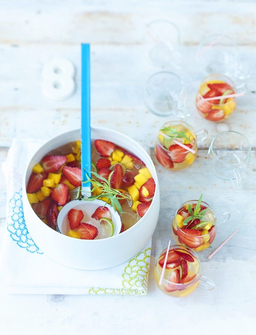 Erdbeer-Mango-Bowle Rezept | EAT SMARTER