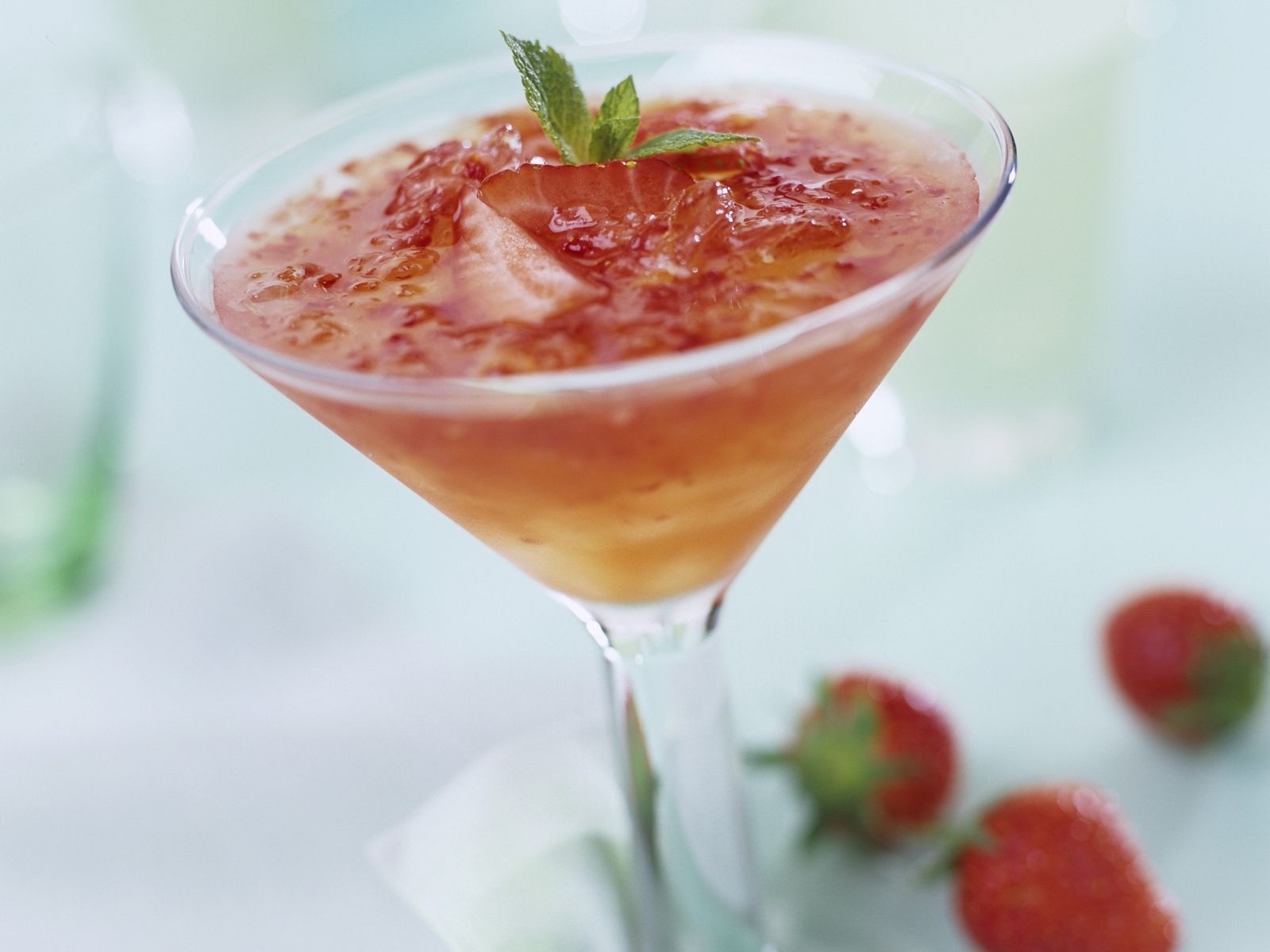 Erdbeer-Maracuja-Cocktail Rezept | EAT SMARTER Erdbeer-Maracuja-Cocktail Rezept | EAT SMARTER