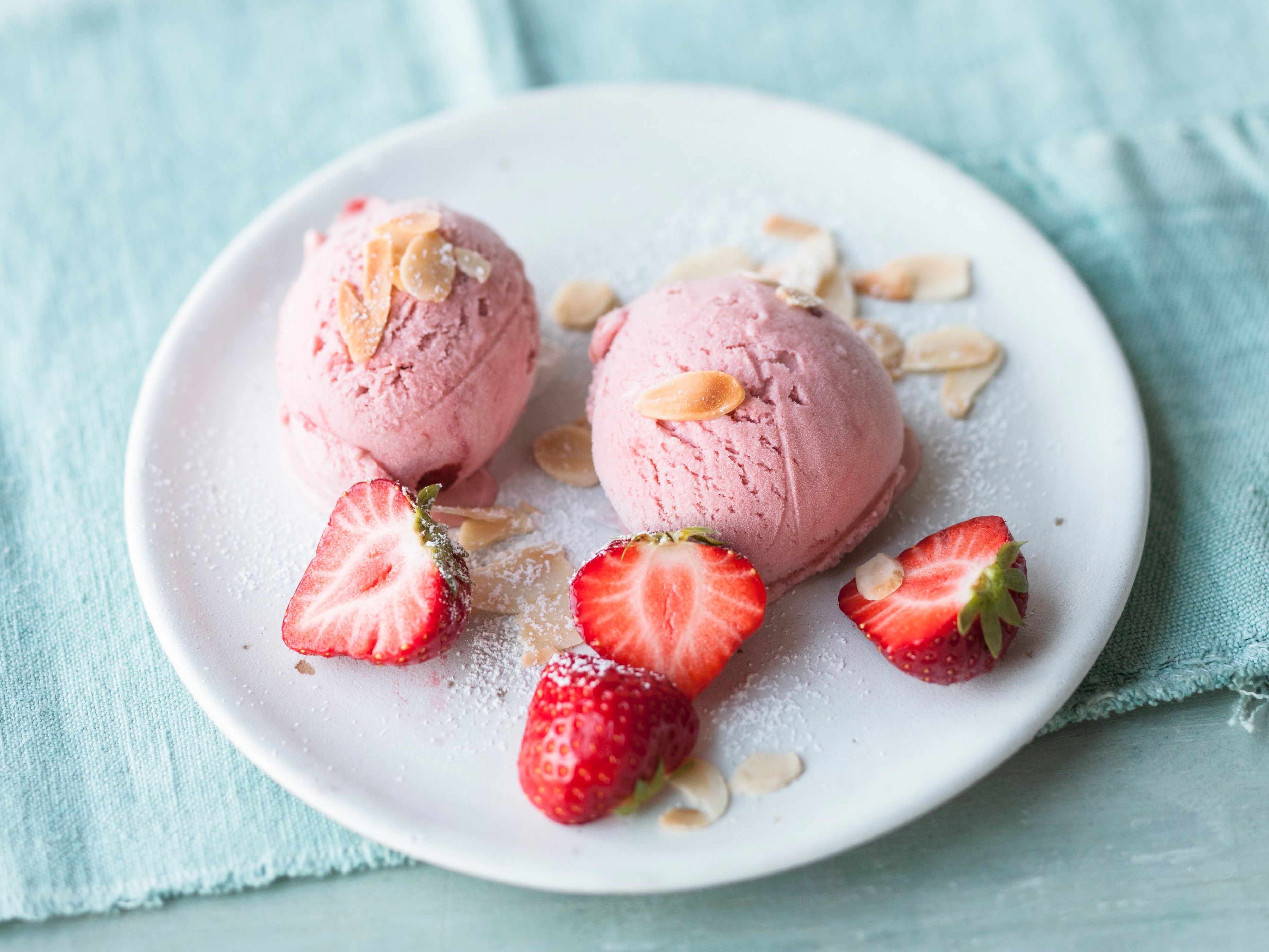 Erdbeer-Rhabarber-Eis: laktosefreies Dessert Rezept | EAT SMARTER Erdbeer-Rhabarber-Eis: laktosefreies Dessert Rezept | EAT SMARTER