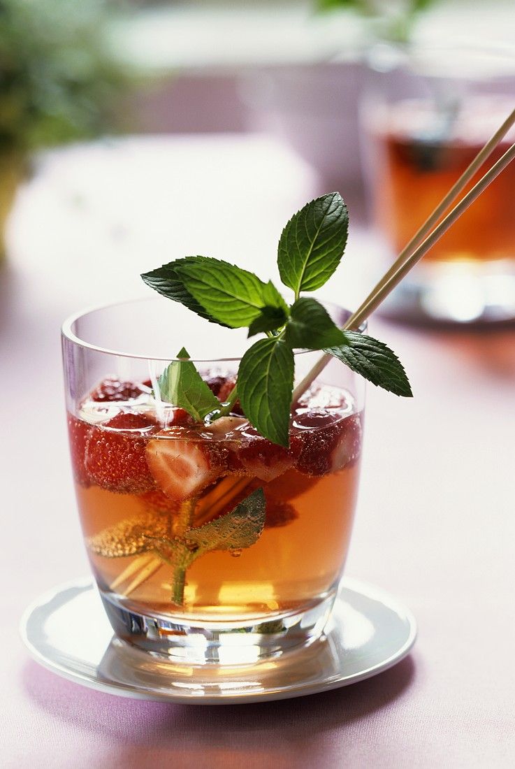 Erdbeerbowle mit Minze
