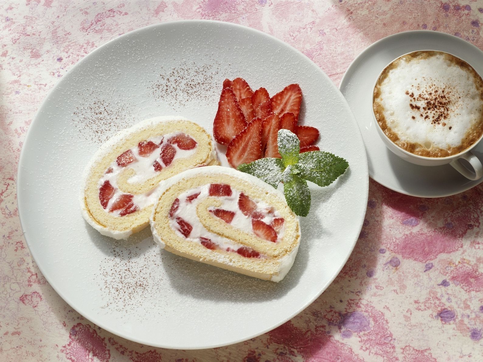 Erdbeerroulade Rezept | EAT SMARTER