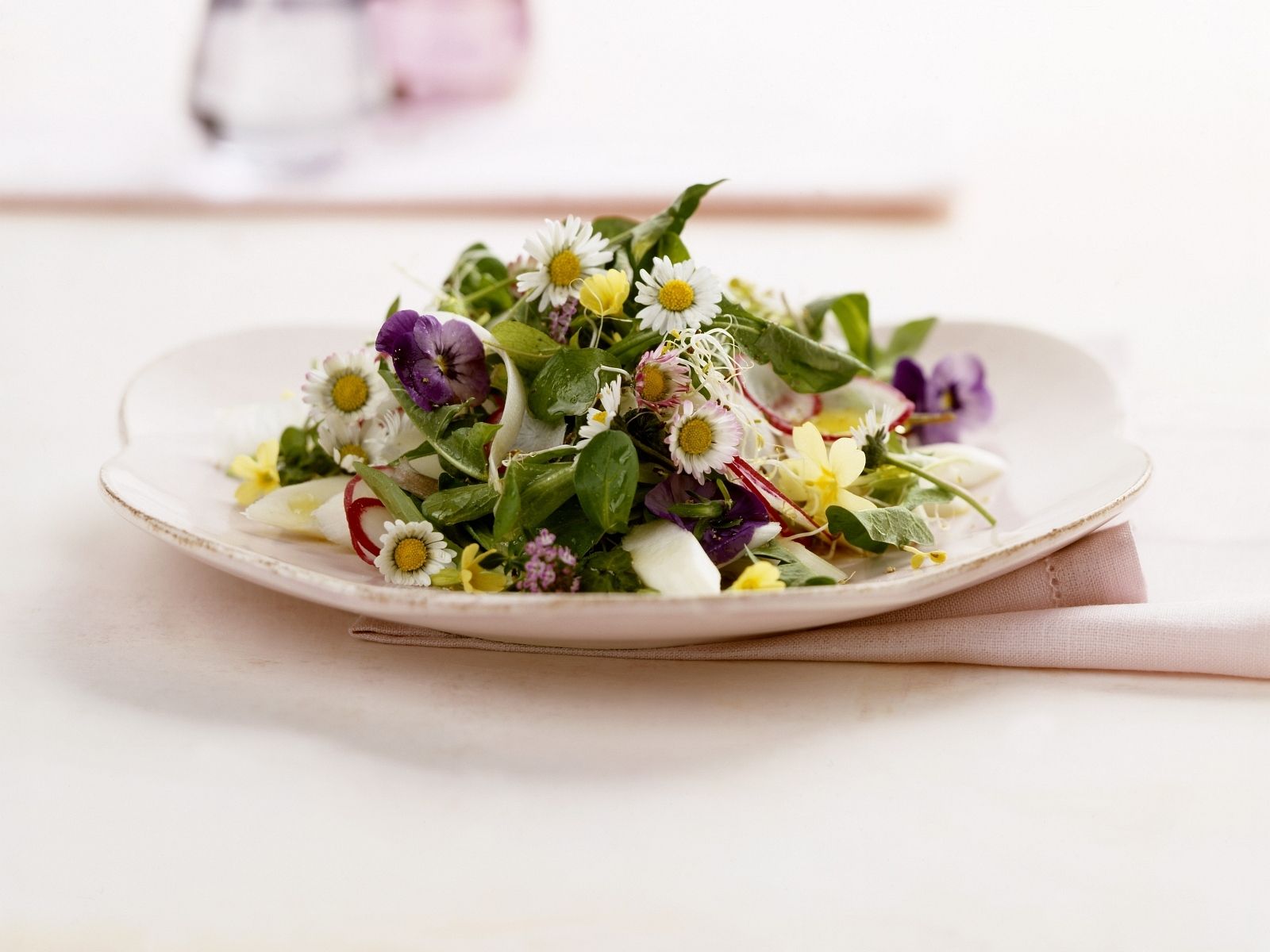 Essblumen-Salat Rezept | EAT SMARTER