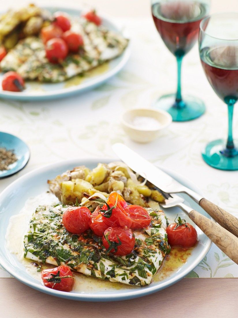 Fisch mit Tomaten und Kräutersoße Rezept | EAT SMARTER