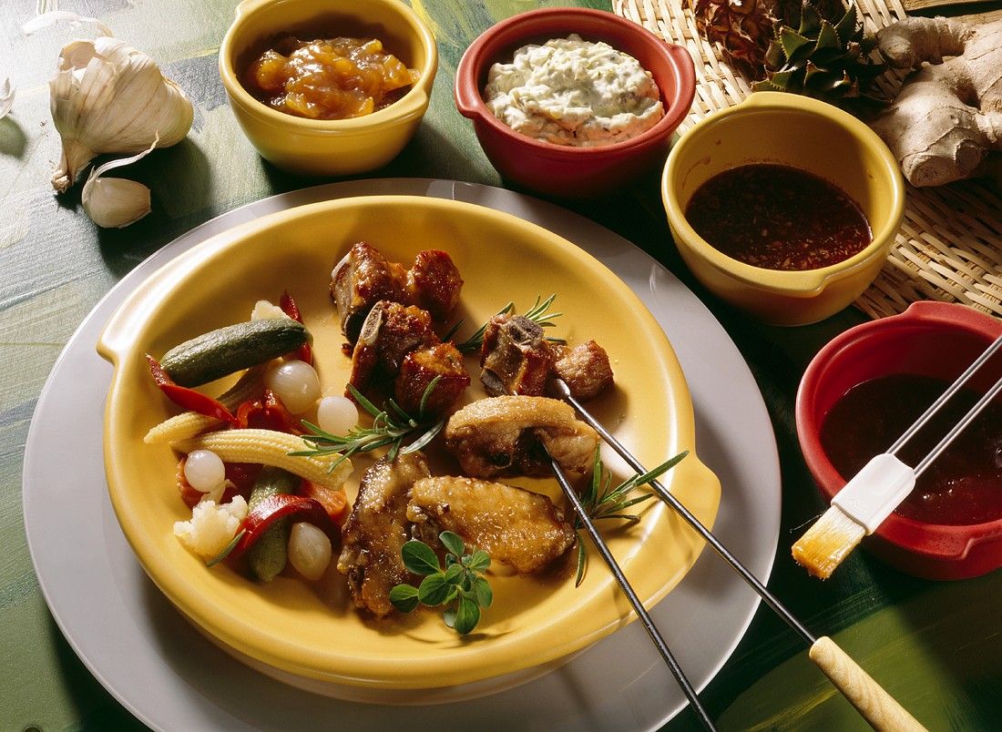 Fondue mit Fleisch und Hähnchen Rezept | EAT SMARTER