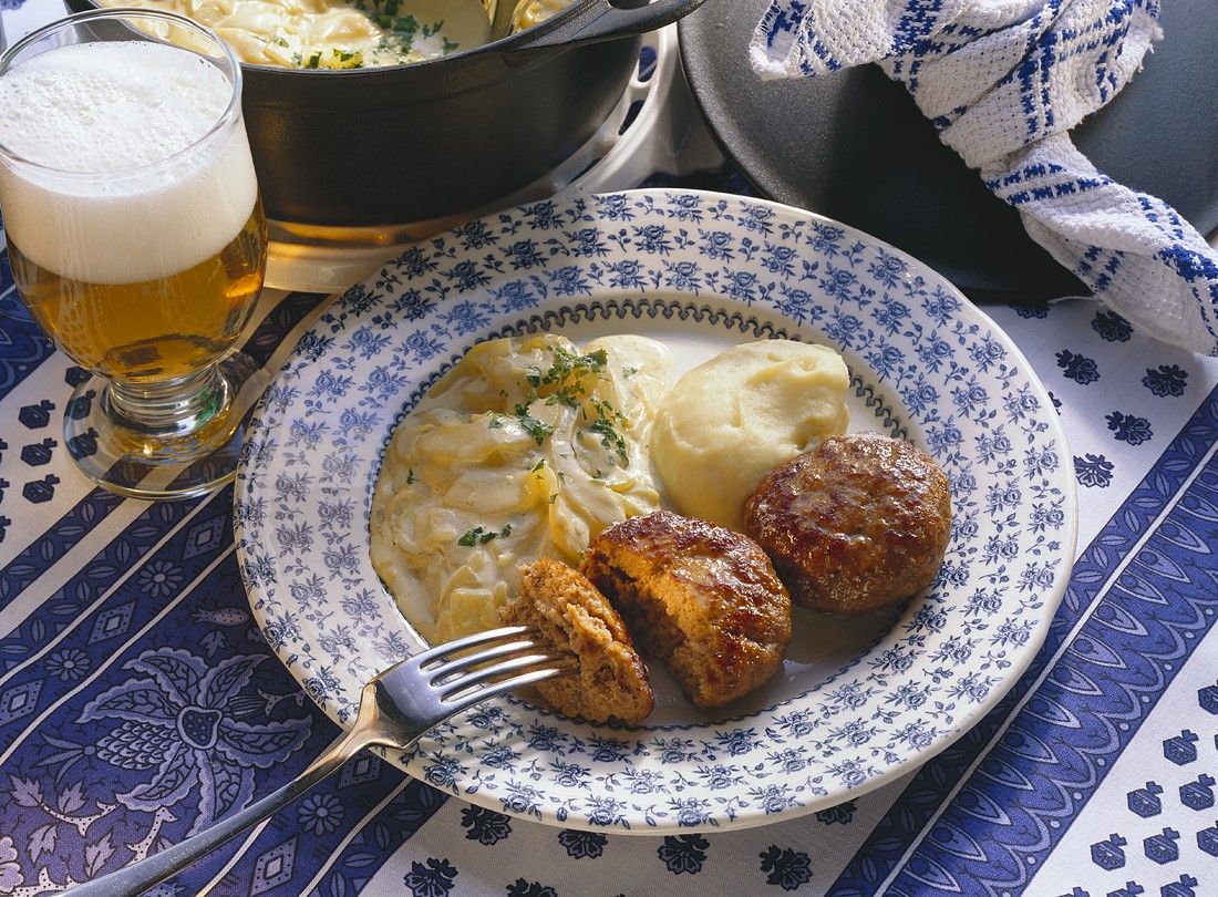 Frikadellen mit Gurken Rezept | EAT SMARTER