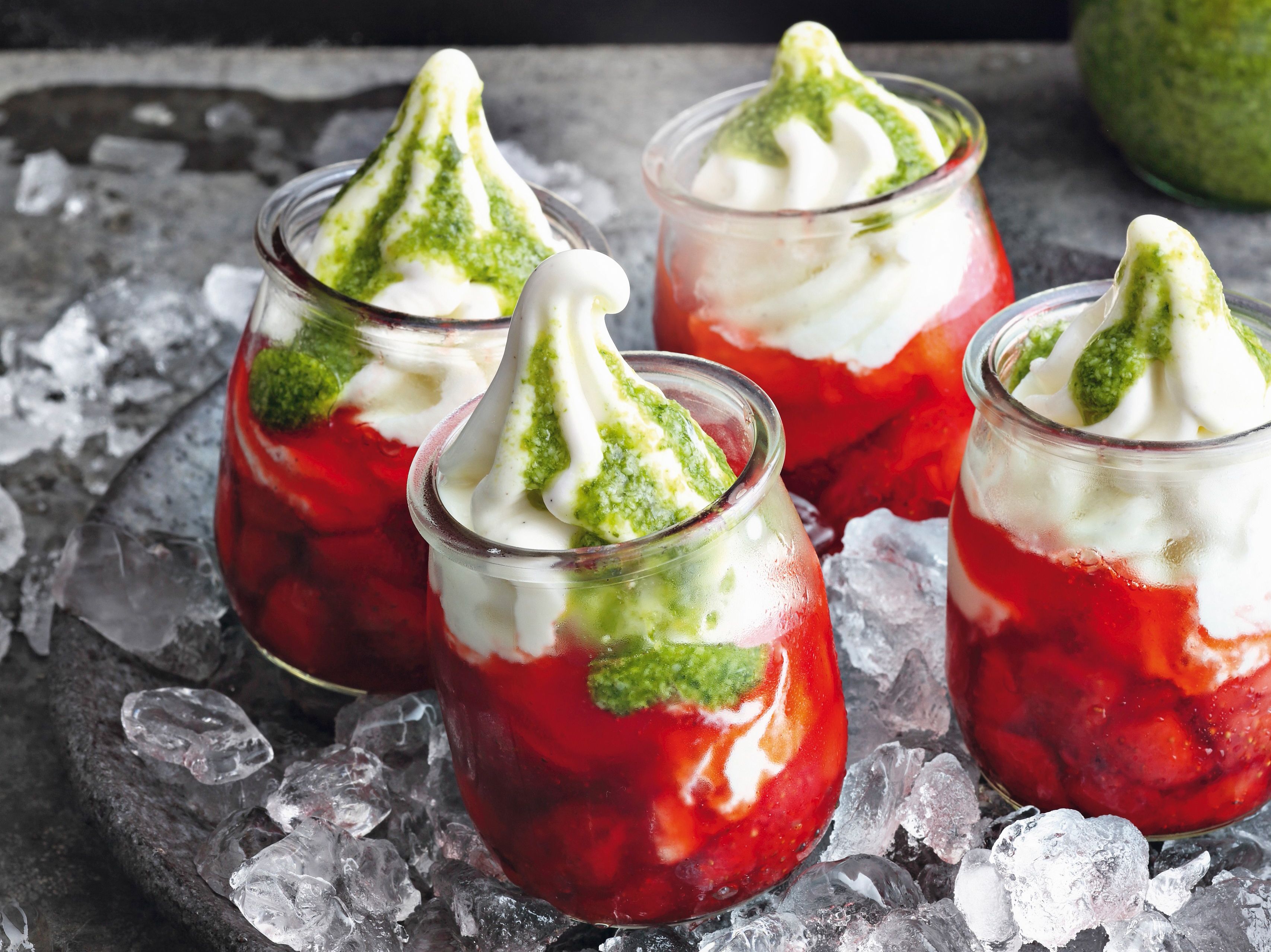 Frozen Yogurt mit Erdbeerkompott und Basilikum-Pesto