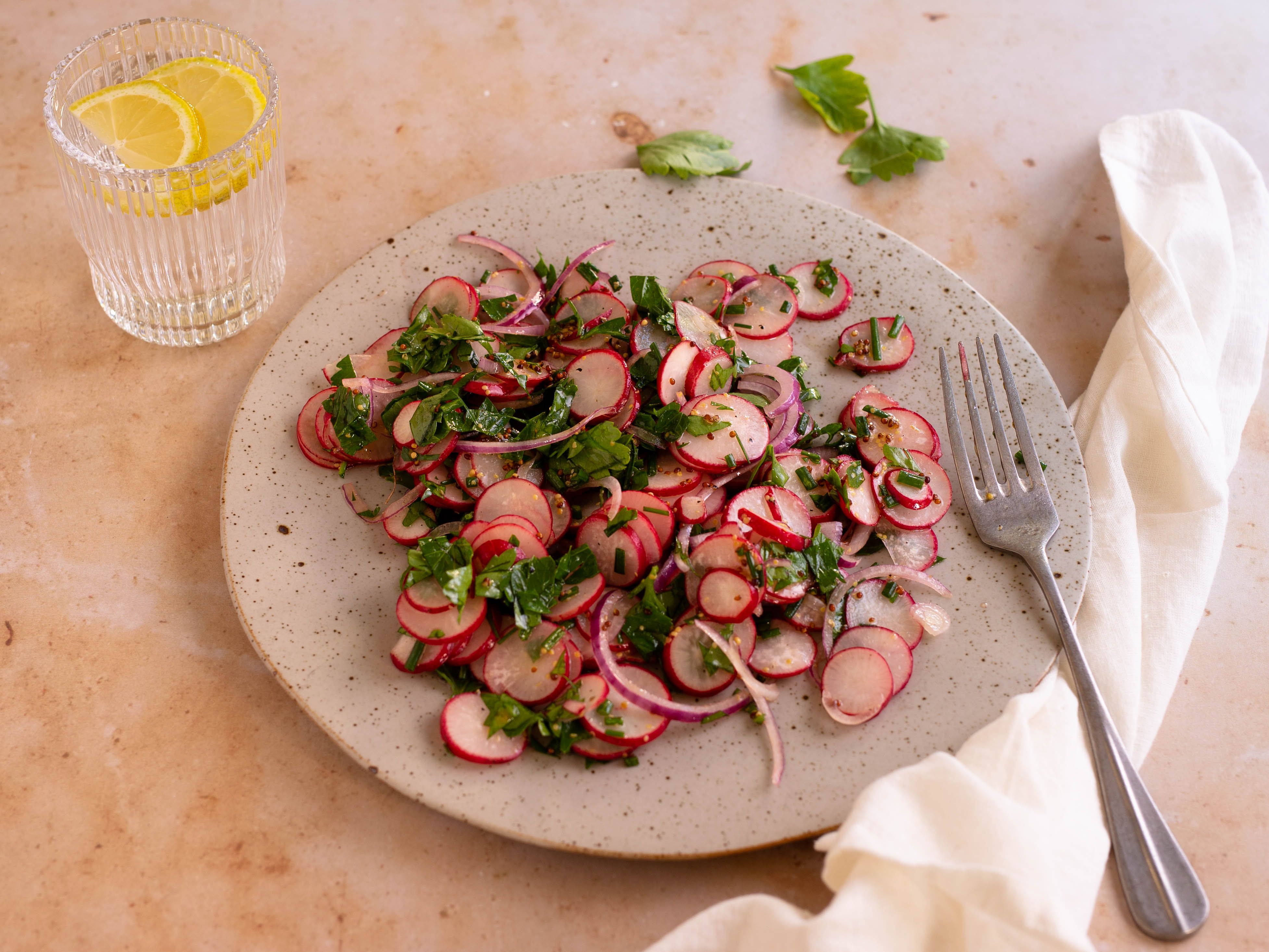 Frühlingssalat mit Radieschen und Petersilie Rezept | EAT SMARTER