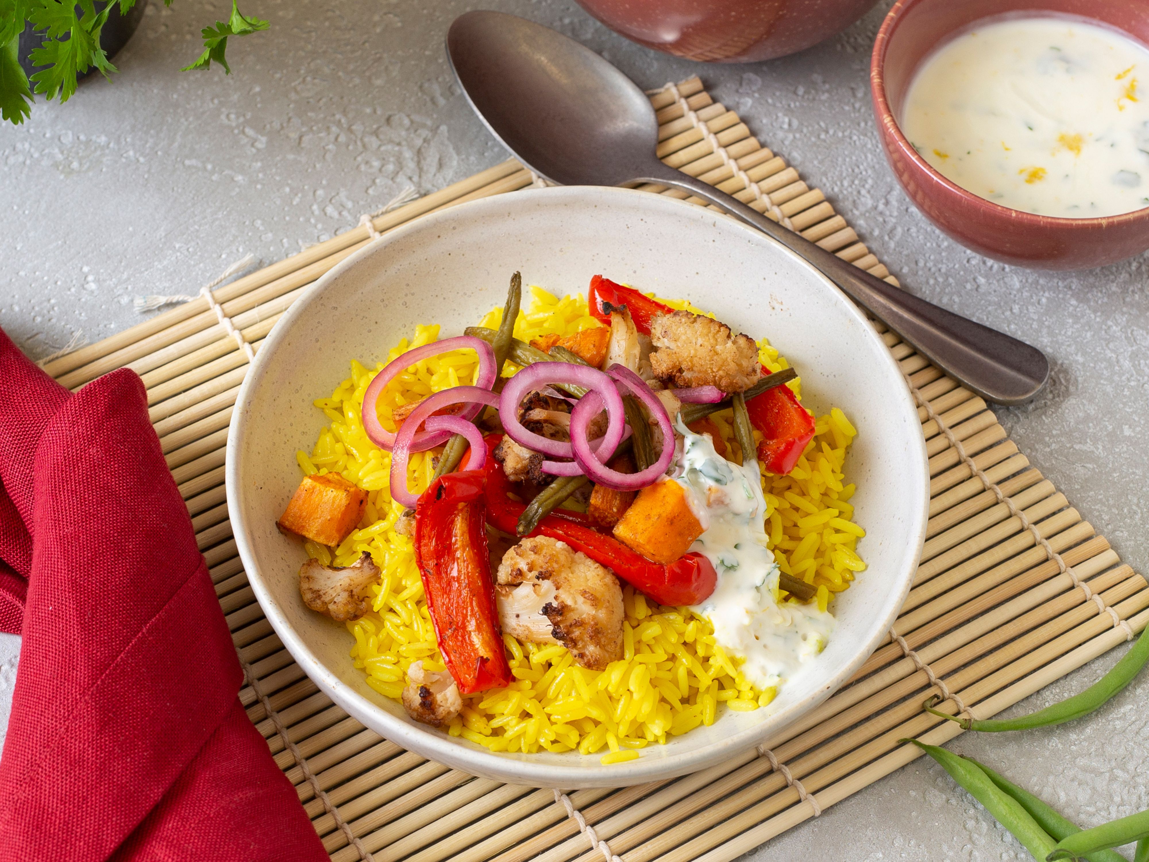 GaramMasalaBowl mit KurkumaReis, Ofengemüse und JoghurtDip Rezept