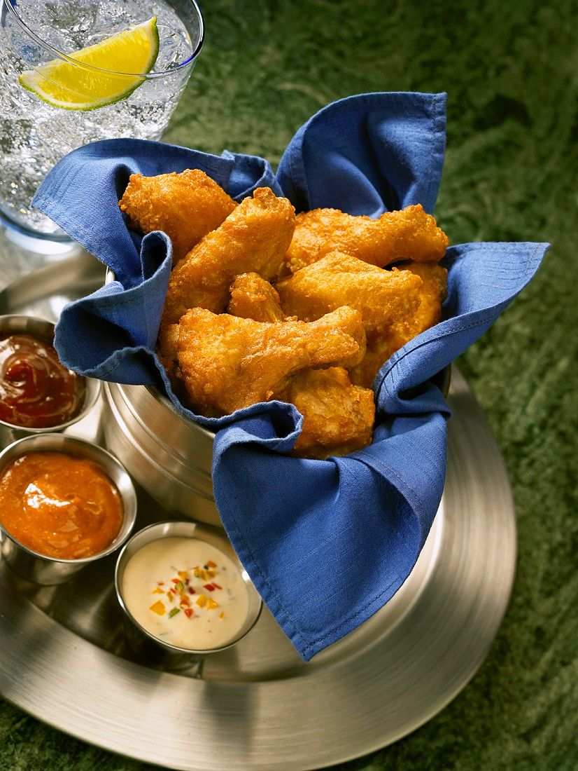 Gebackene Hähnchenflügel mit Dips Rezept | EAT SMARTER