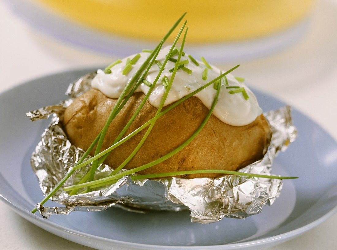 Gebackene Kartoffel mit Schnittlauchcreme Rezept | EAT SMARTER