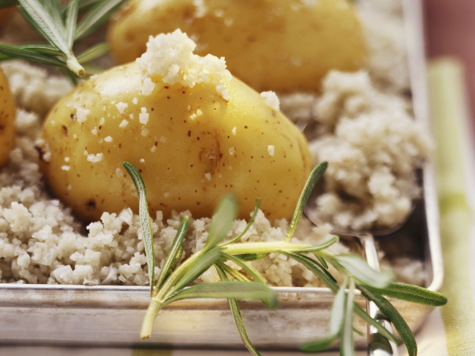 Gebackene Kartoffeln in Meersalz Rezept | EAT SMARTER