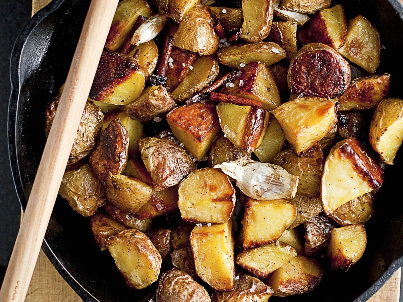 Gebratene Kartoffeln mit Knoblauch und Zimt Rezept | EAT SMARTER
