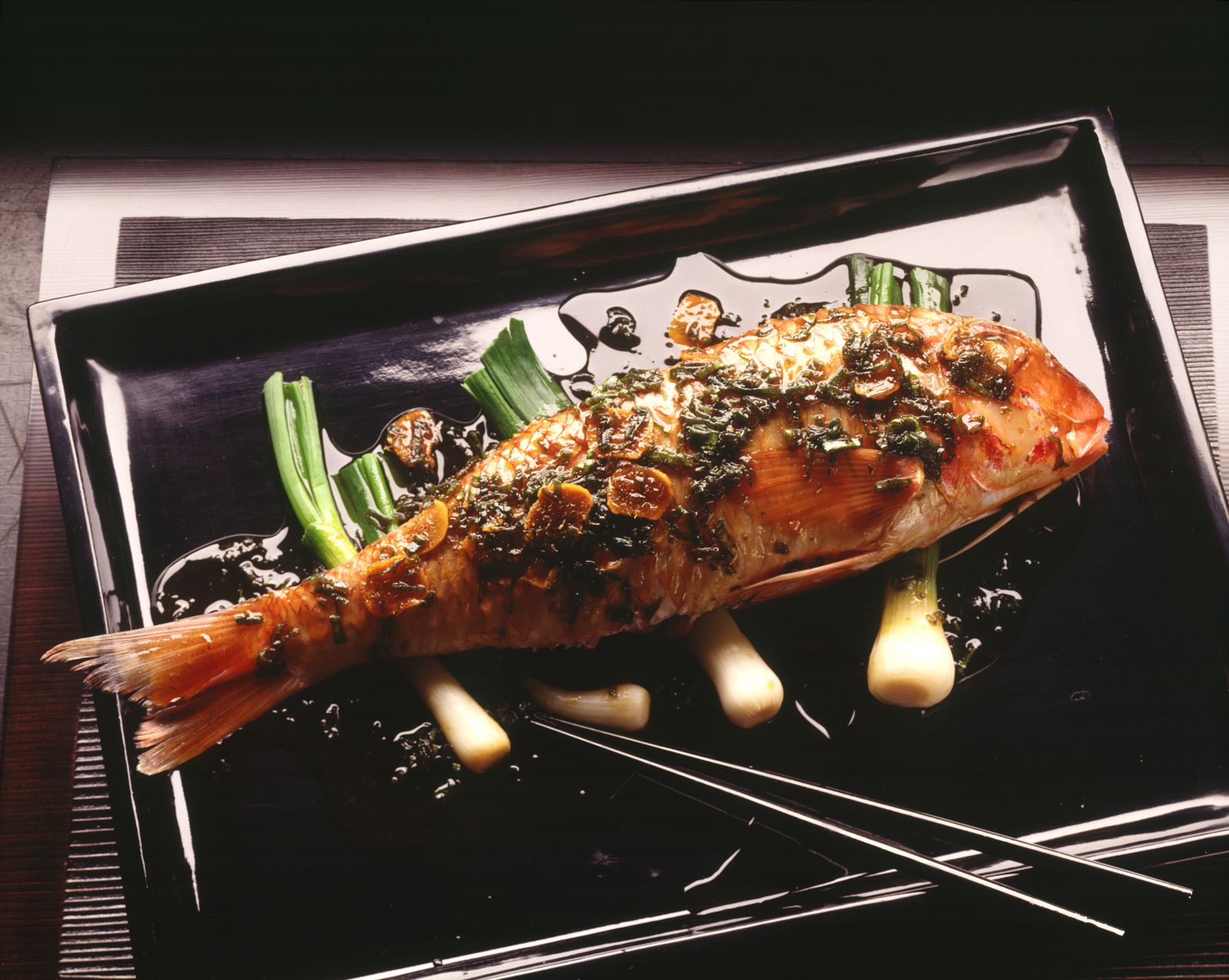 Gebratene Rotbarbe mit Kräutern Rezept | EAT SMARTER