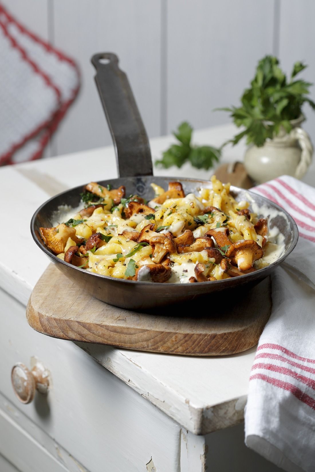 Gebratene Spätzle mit Pfifferlingen Rezept | EAT SMARTER