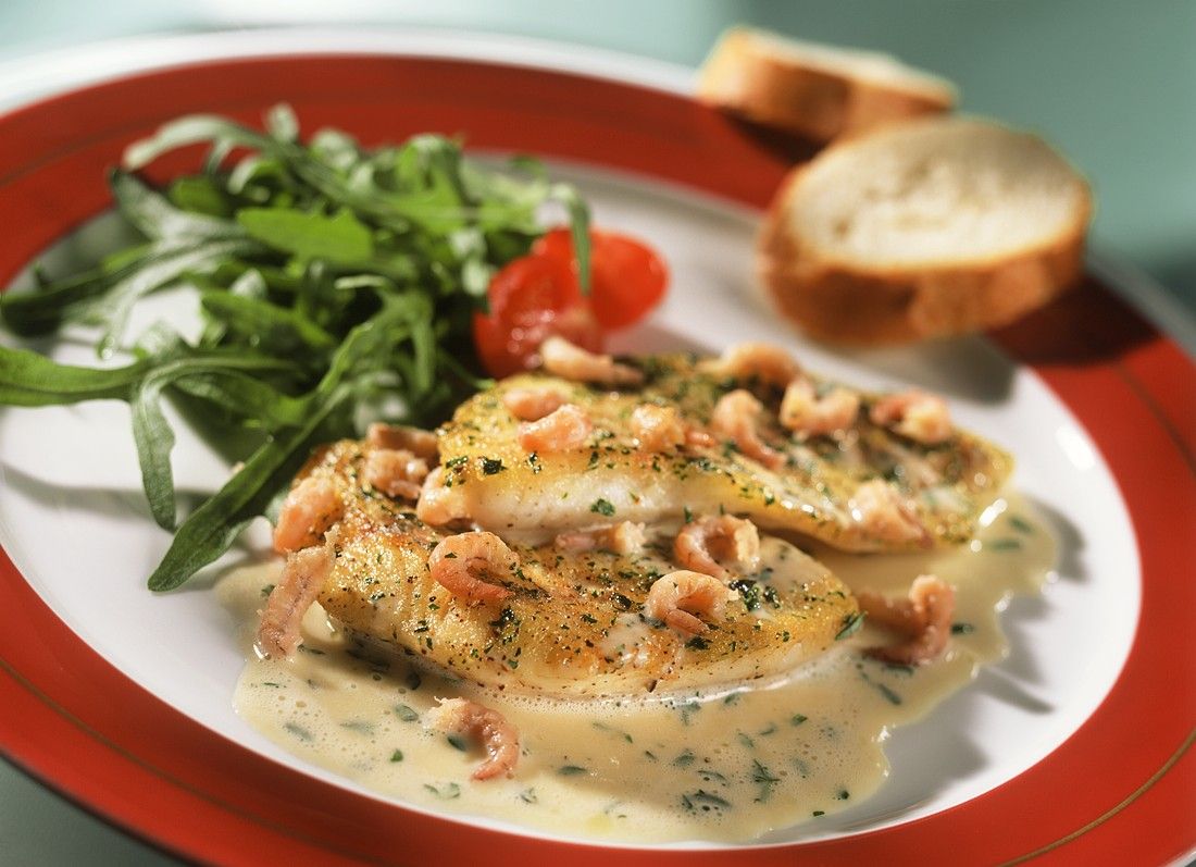 Gebratener Zander mit Sahnesauce und Krabben Rezept | EAT SMARTER