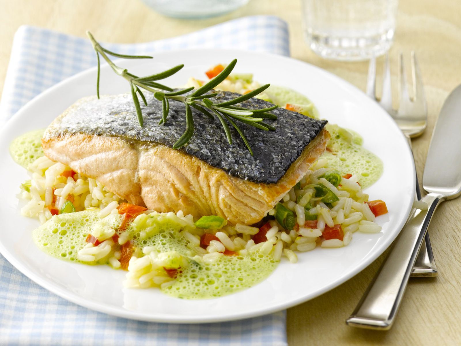 Gebratenes Lachsfilet mit Kräuterschaum und Paprika-Reis Rezept | EAT SMARTER