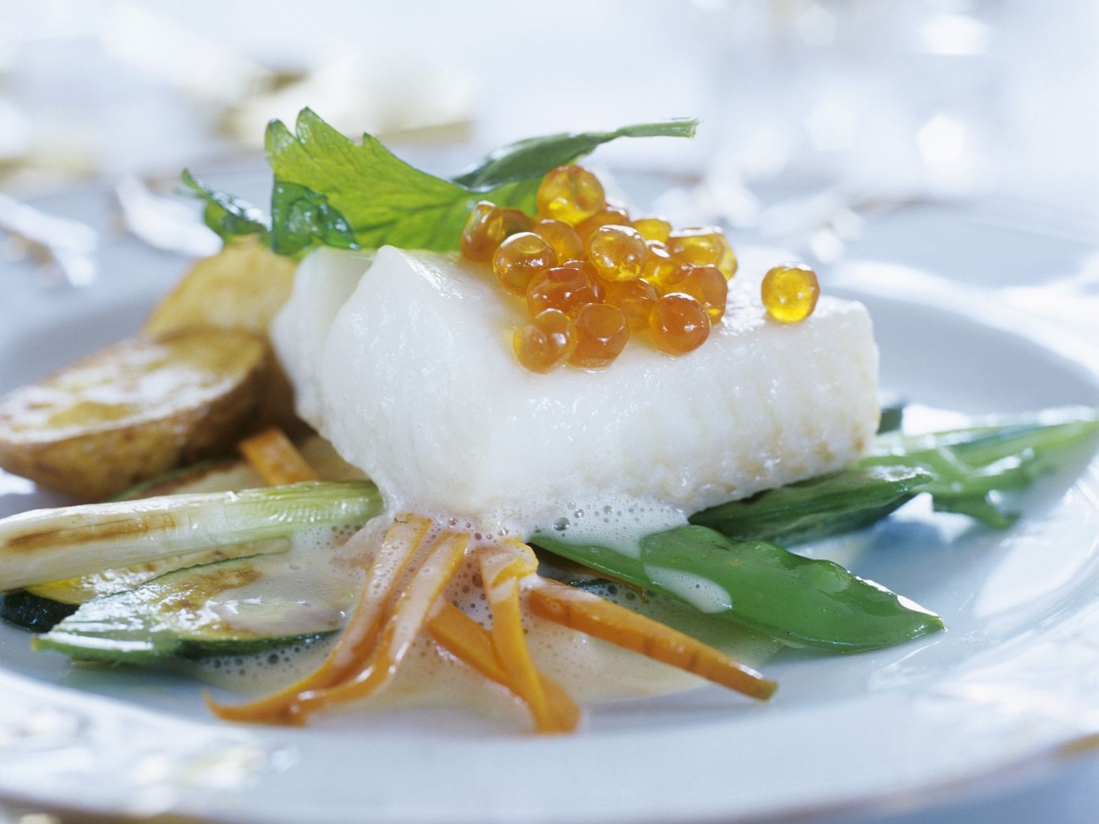 Gedämpftes Fischfilet mit Gemüse und Kaviar Rezept | EAT SMARTER