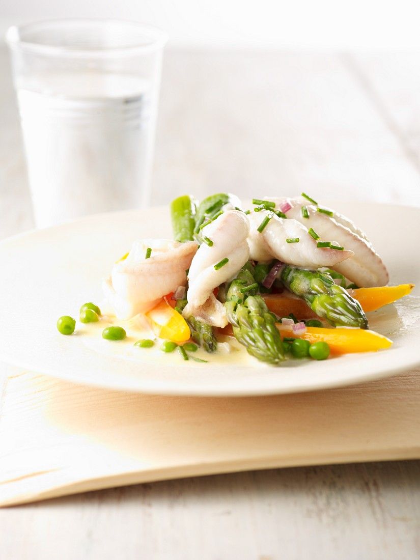 Gedünsteter Fisch mit Frühlingsgemüse
