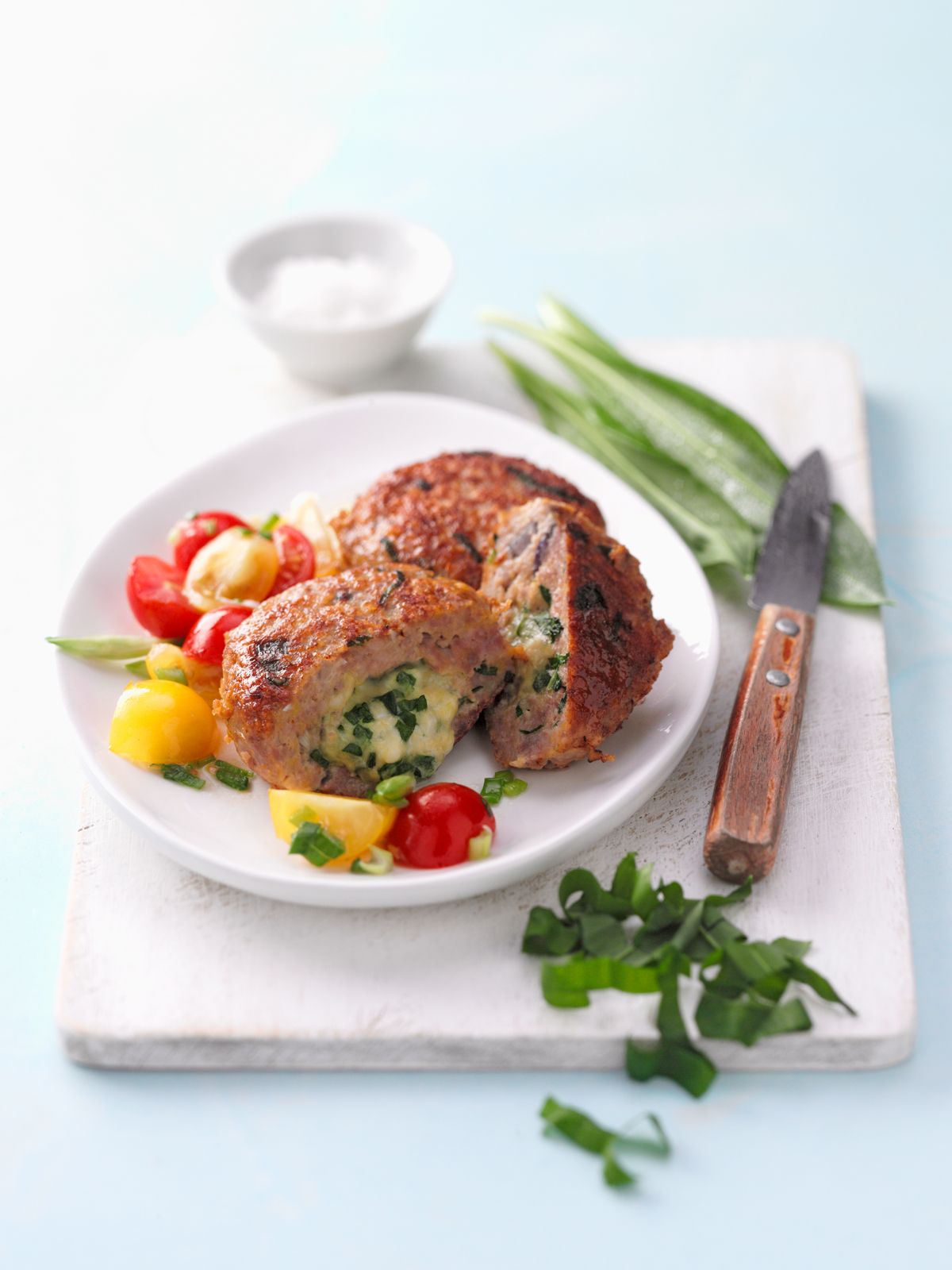 Gefüllte Bärlauchfrikadellen mit Mozzarella Rezept | EAT SMARTER