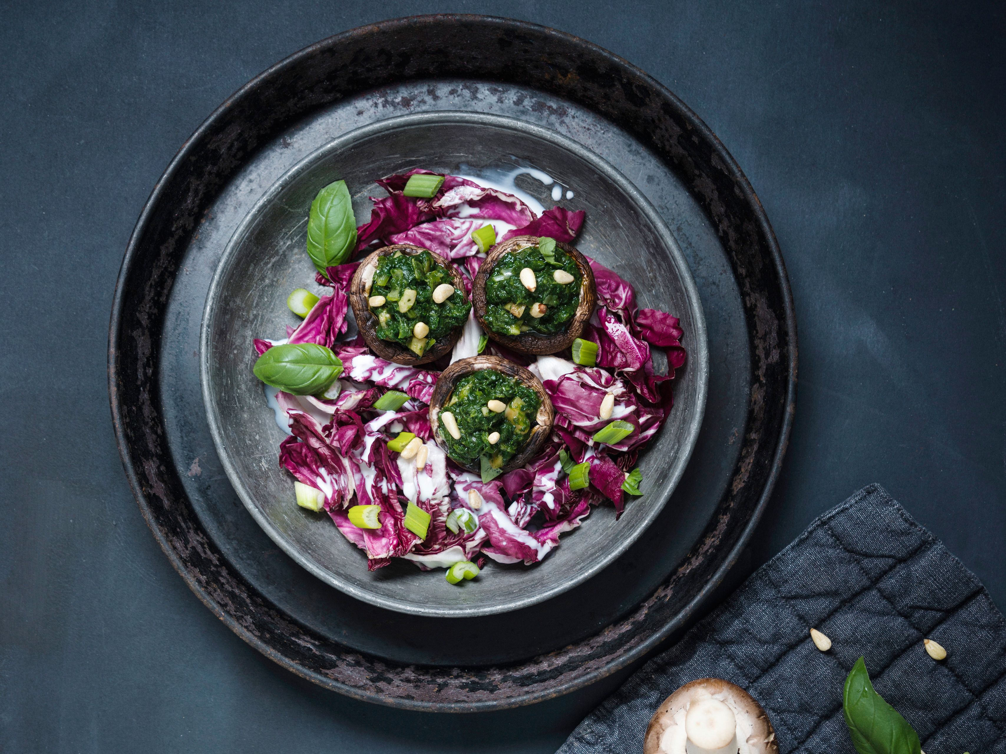 Gefullte Champignons Auf Radicchiosalat Rezept Eat Smarter 