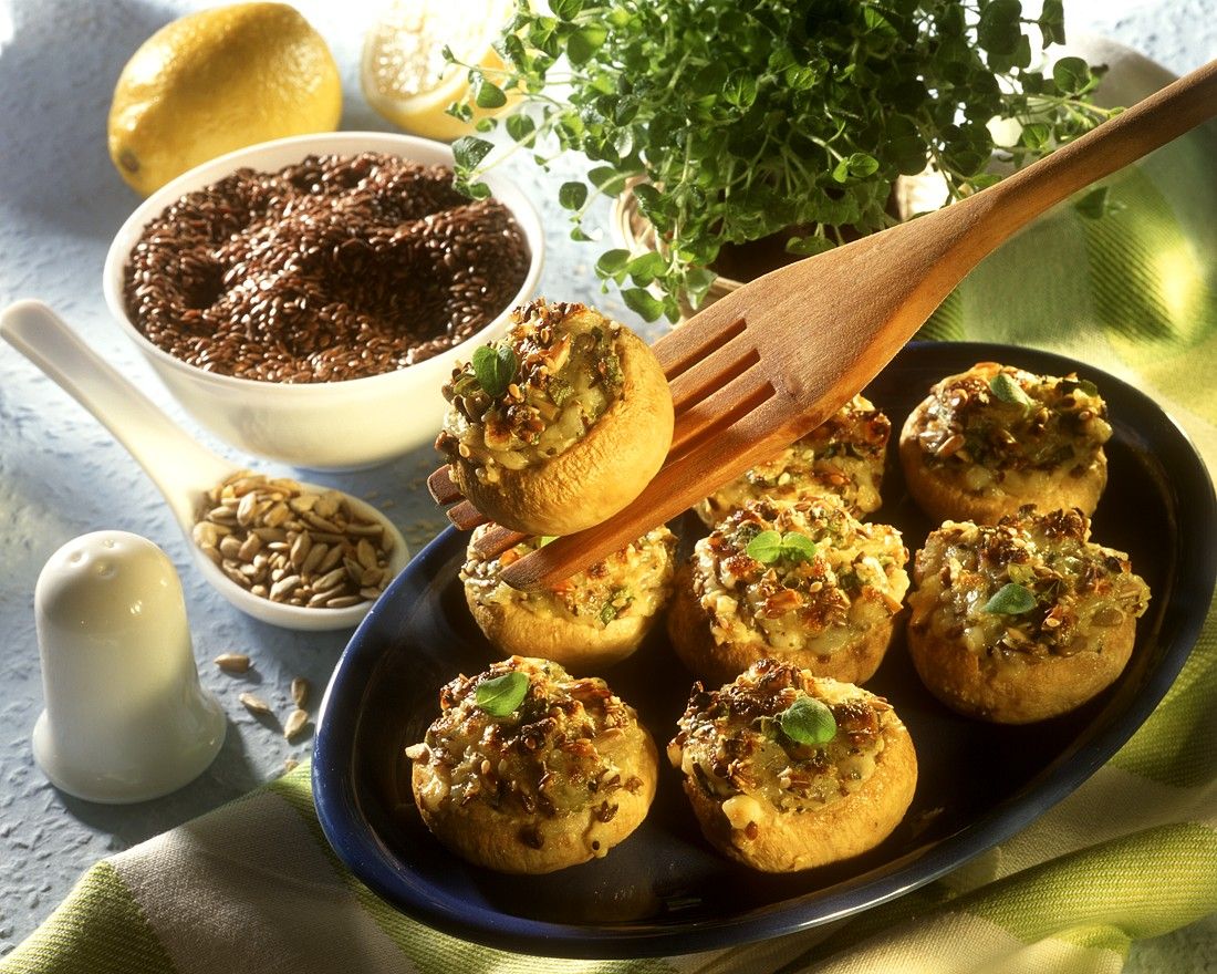 Gefüllte Champignons mit Frischkäse Rezept | EAT SMARTER