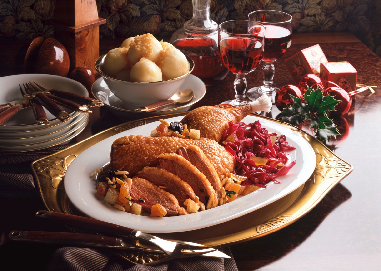 Gefüllte Gans mit Orangensauce und Ingwer-Rotkohl Rezept | EAT SMARTER