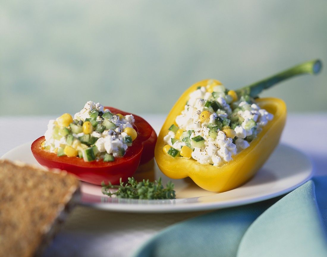 Gefüllte Paprikahälften Rezept | EAT SMARTER