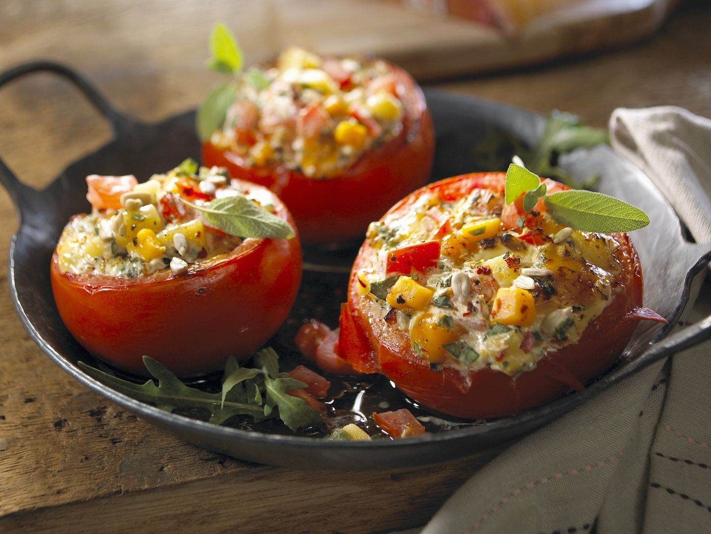 Gefüllte Tomaten mit Sonnenblumenkernen Rezept | EAT SMARTER