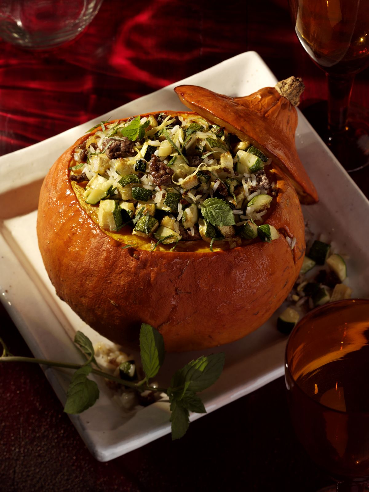 Gefüllter Kürbis mit Hack Rezept | EAT SMARTER