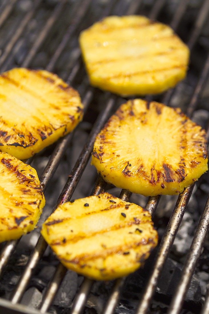 Gegrillte Ananas mit Rum Rezept | EAT SMARTER