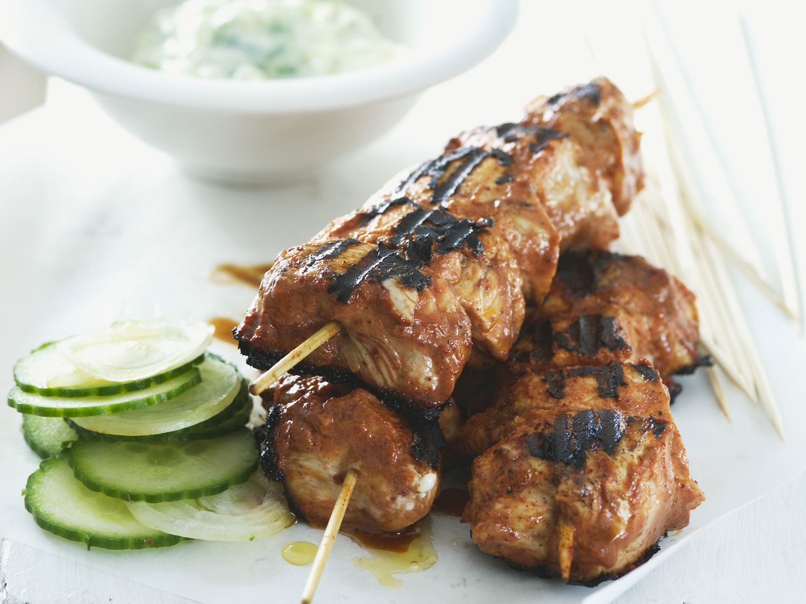 Gegrillte Geflügelspieße mit Gurken-Joghurt (Raita) Rezept | EAT SMARTER Gegrillte Geflügelspieße mit Gurken-Joghurt (Raita) Rezept | EAT SMARTER
